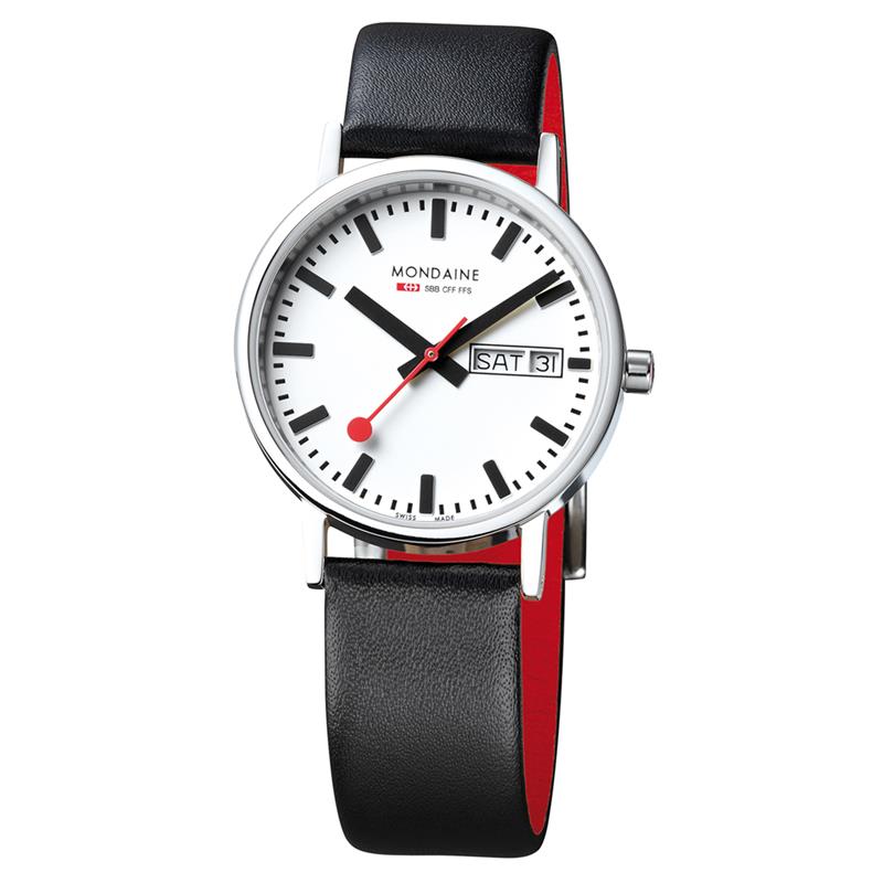 Dit Mondaine SBB Classic (M667.30314.11SBB) unisex horloge heeft een zwart lederen horlogeband. Het horloge heeft vlak gehard mineraalglas en een ronde kastvorm. Daarnaast beschikt dit horloge over een dag- en datumaanduiding en een kastdiameter van 36mm. Bovendien is de witte wijzerplaat geïnspireerd op de originele Zwitserse stationsklok. Daarnaast is de Classic de eerste Mondaine Official Swiss Railways Watch en is sinds 1986 in de collectie. Ten slotte is dit design horloge (Mondaine SBB Classic M667.30314.11SBB) passend voor iedere gelegenheid.