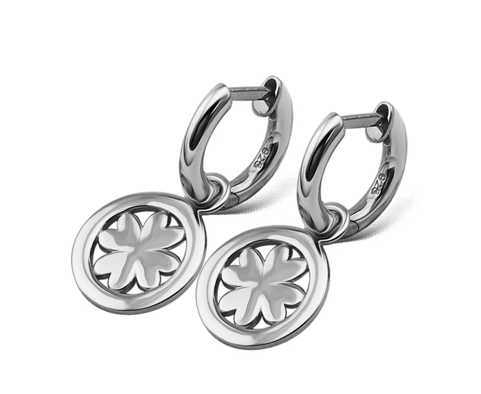 De Huismerk zilveren oorringen, model JE016S, zijn elegante creolen met een diameter van 25 mm. Ze zijn vervaardigd uit zilverkleurig materiaal en hebben een unieke klavervorm. Ideaal voor zowel dagelijkse als formele gelegenheden. Draag deze oorringen met opgestoken haar om hun schoonheid maximaal te tonen. Perfect voor een stijlvolle en verfijnde look.