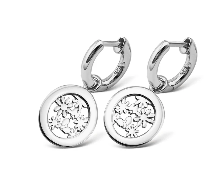 De Huismerk zilveren oorringen JE020S zijn prachtige creolen met een bloemvorm. Deze oorbellen hebben een diameter van 25 mm en zijn zilverkleurig, gemaakt van hoogwaardig zilver. Perfect voor zowel dagelijkse als feestelijke gelegenheden. Draag ze met je haar opgestoken voor een elegante look. Ideaal als subtiele blikvanger bij elke outfit.