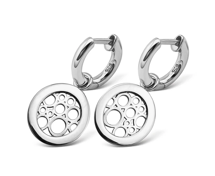 Zilveren oorringen modelnummer JE021S zijn stijlvol en veelzijdig. Deze creolen hebben een diameter van 25mm en zijn gemaakt van zilver, wat zorgt voor een elegante uitstraling. De ronde vorm maakt ze perfect voor dagelijks gebruik of speciale gelegenheden. Combineer ze met een casual outfit voor een subtiele glans of met een chic ensemble voor een verfijnde look.