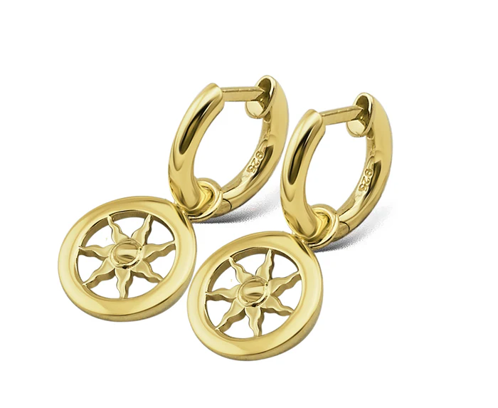 De Huismerk zilveren oorringen, modelnummer JE014G, zijn elegante creolen met een zonvormig ontwerp. Ze hebben een diameter van 25 mm en zijn goudkleurig. Deze creolen zijn vervaardigd van zilver, wat zorgt voor een luxe uitstraling. Draag ze tijdens zowel alledaagse als feestelijke gelegenheden om je look moeiteloos elegant en luxueus te maken.