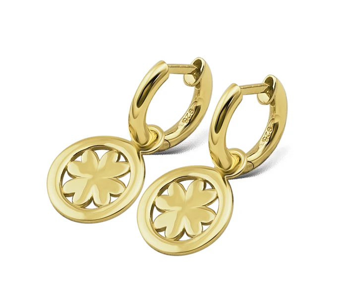 De Huismerk zilveren oorringen, modelnummer JE016G, zijn prachtige klaver-vormige creolen gemaakt van zilver met een goudkleurige afwerking. Met een diameter van 25 mm stralen ze elegantie uit. Draag ze met een opgestoken kapsel voor een verfijnde look of combineer ze met casual kleding voor een chique touch in elke gelegenheid.