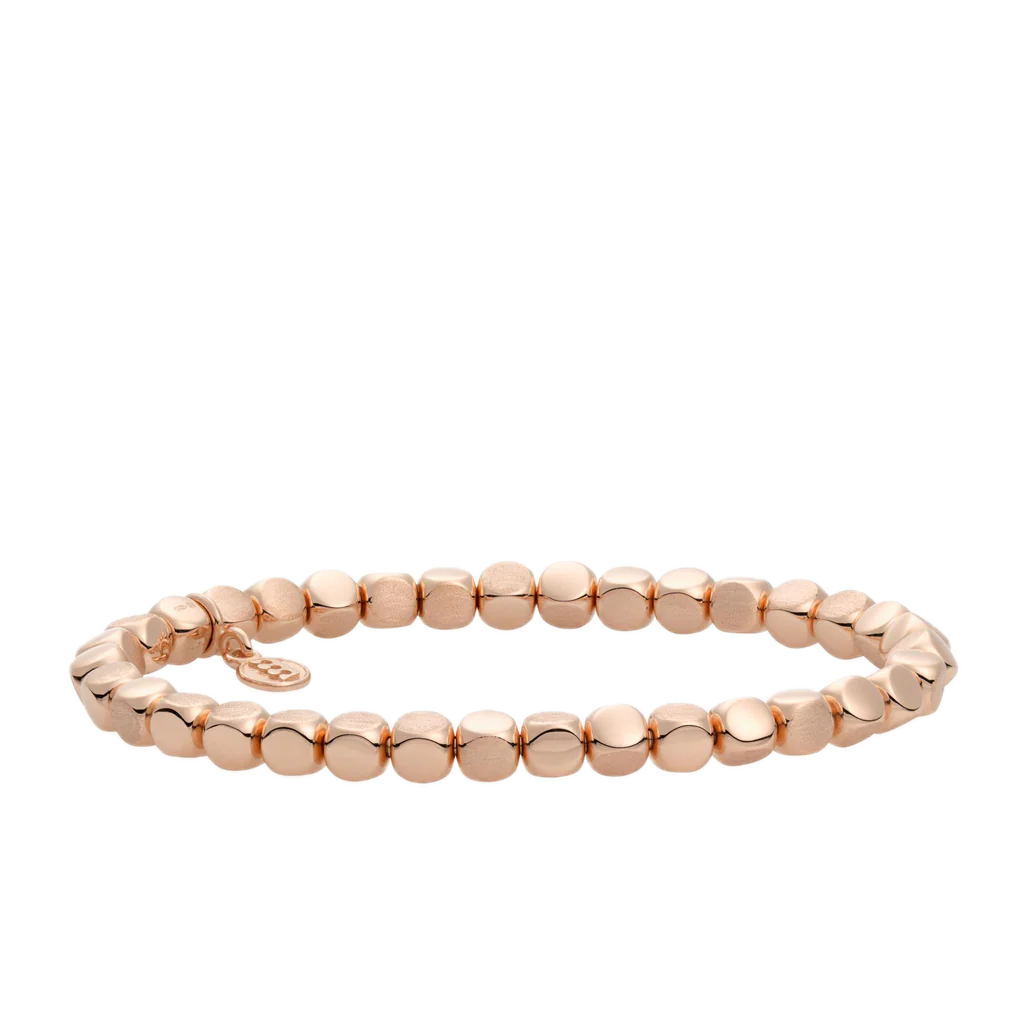 De Reflex armband met referentienummer 7AR3999KMP is een flexibele, sluitingsloze armband vervaardigd uit 18-karaats roségoud. Het ontwerp bestaat uit afgeronde kubusjes met afwisselend een matte en gladde afwerking, wat zorgt voor een subtiele en moderne uitstraling. Deze kleinere maat voegt een vleugje ongedwongen luxe toe aan zowel casual als formele outfits.