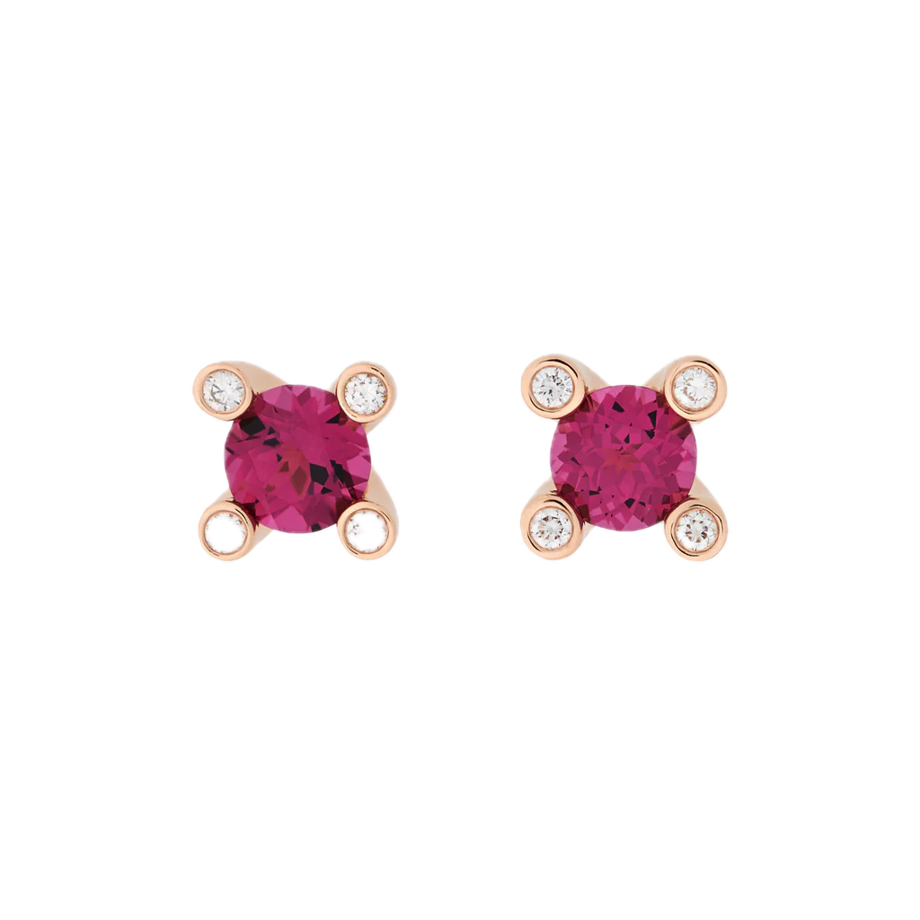 De Phlox oorsieraden (referentie 8OR4750RHBR) zijn verfijnde oorbellen, gemaakt van 18-karaats roségoud. Elke oorbel is voorzien van een cabochon geslepen rhodoliet, geflankeerd door een diamant van 0,10ct. Het ontwerp straalt tijdloze elegantie uit, perfect voor een chique en verfijnde look. Deze oorbellen voegen subtiele luxe toe aan zowel casual als formele outfits.