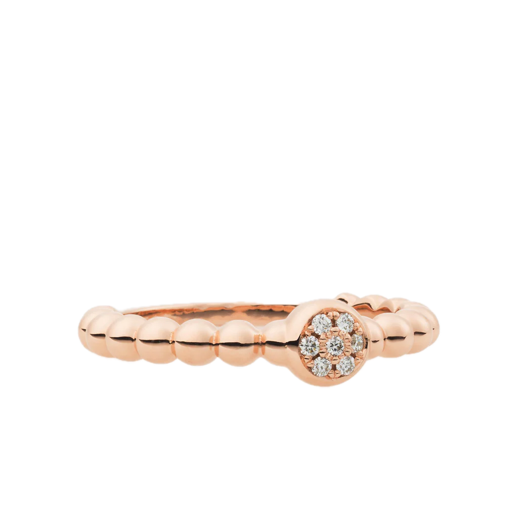 De Joy-ring (referentie 8RR4792BR) heeft een luxe uitstraling dankzij de 18-karaats roségouden montage. De ring is versierd met zeven schitterende VVS1-diamanten van G-kleur, wat zorgt voor uitstekende helderheid en een adembenemende glans. Het verfijnde ontwerp maakt deze ring perfect voor speciale gelegenheden. Draag de Joy-ring als statement piece of combineer deze met andere subtiele sieraden voor een elegante, tijdloze look.