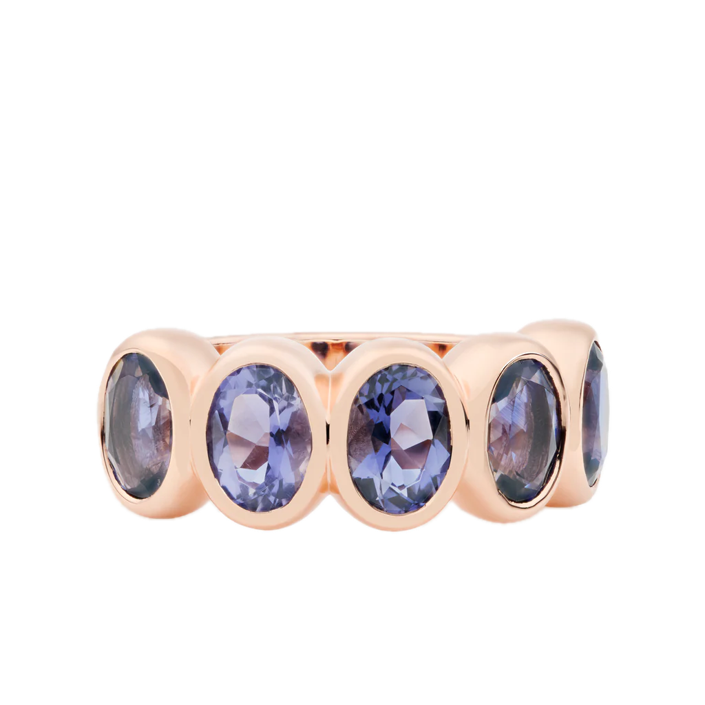 De Sushi Ring (modelnummer 8RR4903IO) is een verfijnde ring uit de populaire Sushi-serie, vervaardigd uit 18-karaats roségoud. Deze ring is versierd met vijf ovale iolieten in subtiele paarse tinten, die elegant zijn gevat in een krachtige zetting van goud. Het ontwerp straalt luxe en stijl uit, waardoor de ring perfect is voor zowel chique als casual gelegenheden. Voeg een vleugje verfijning toe aan uw outfit met deze unieke en tijdloze ring.