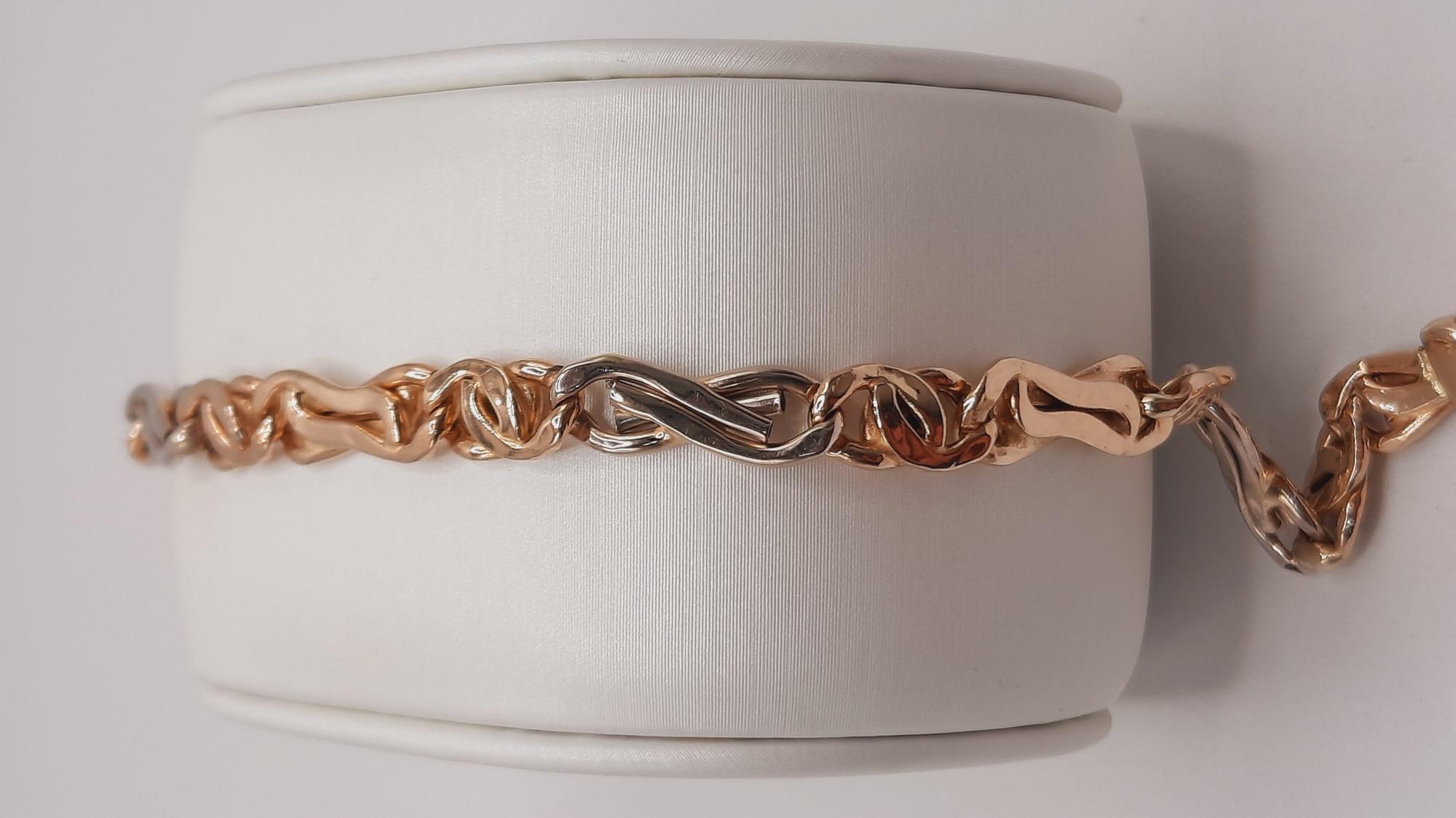 Deze gouden armband, modelnummer BREA-JOY-0003982, is een elegante sieradencategorie BRACELET en gemaakt van 14 karaat goud. Met een breedte van 5,5 mm en een lengte van 19,5 cm, is het perfect om solo te dragen voor een verfijnde en klassieke look. De goudkleurige uitstraling maakt het een tijdloos accessoire.