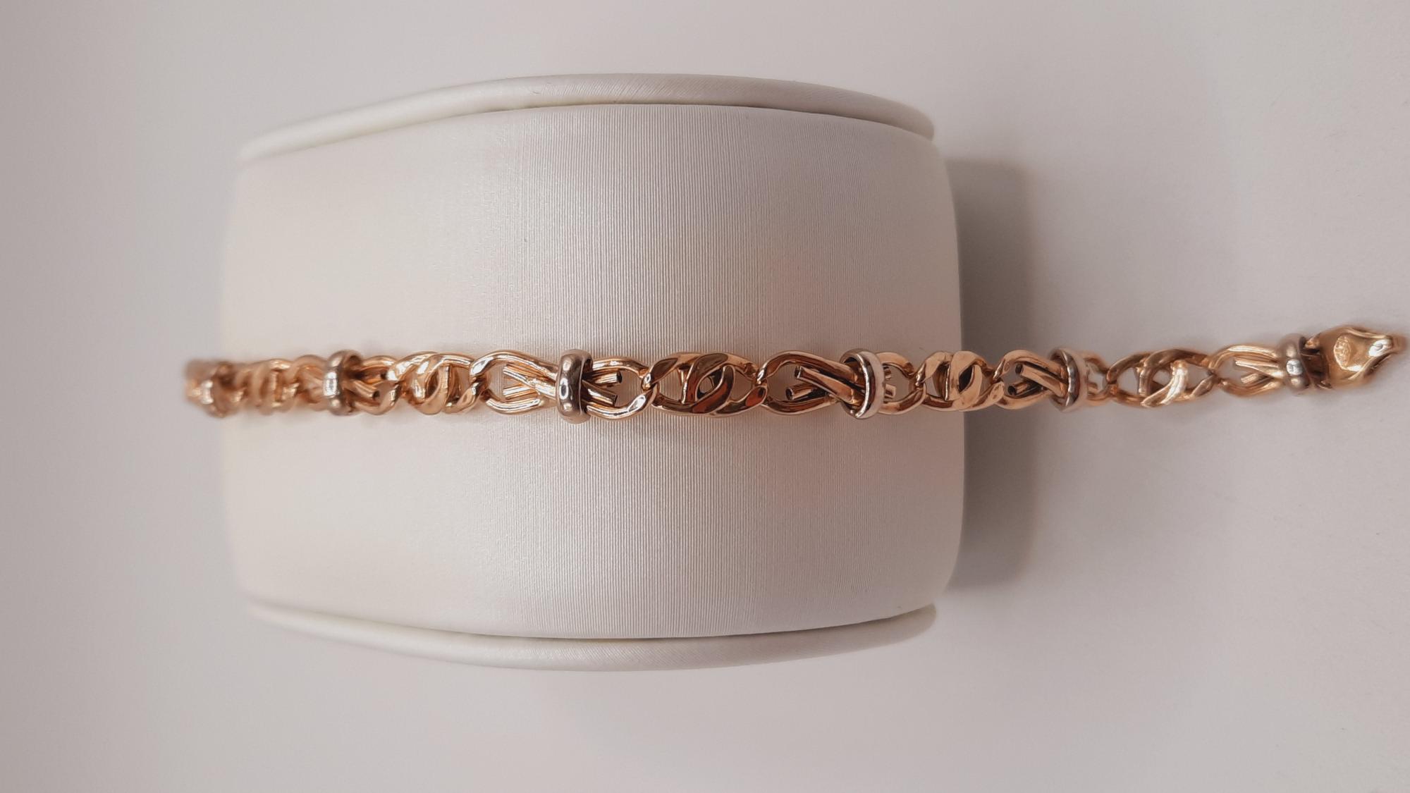 De gouden armband model BREA-RDL-0003978 is gemaakt van 14kt goud en heeft een breedte van 4,9 mm. De armband heeft een elegante goud-zilverkleur en een lengte van 19,5 cm. Deze armband voegt een verfijnde touch toe aan elke outfit. Draag het solo of in combinatie met andere armbanden voor een stijlvol effect.