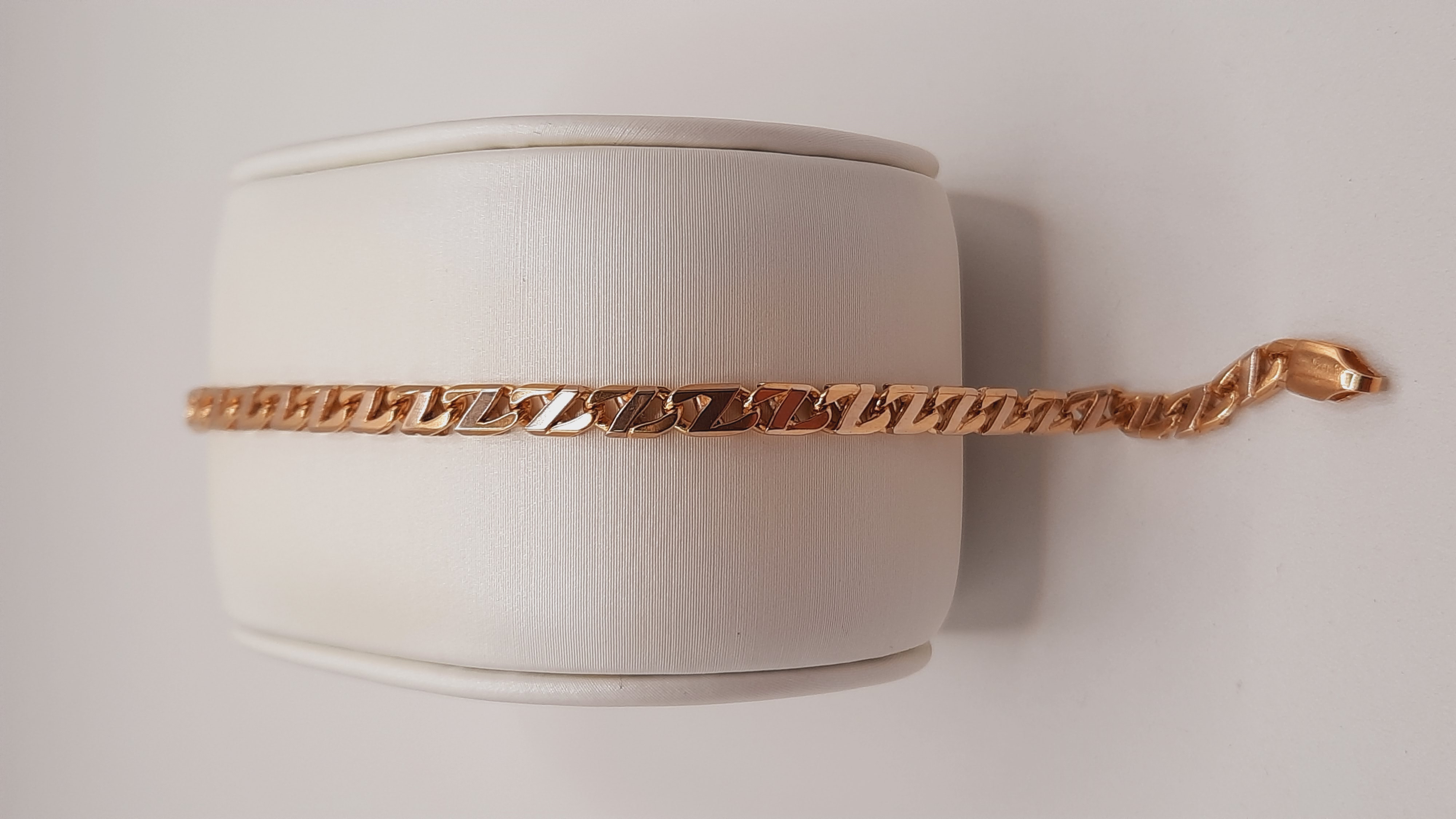 Deze gouden armband, modelnummer BREA-JOY-0003999, is gemaakt van 18 karaat goud en heeft een gewicht van 10,44 gram. Met een breedte van 3,6 mm en een diameter van 20 mm, biedt het een verfijnde en elegante uitstraling. Ideaal om dagelijks te dragen of te combineren met andere sieraden voor een stijlvolle look. Perfect voor elke gelegenheid!