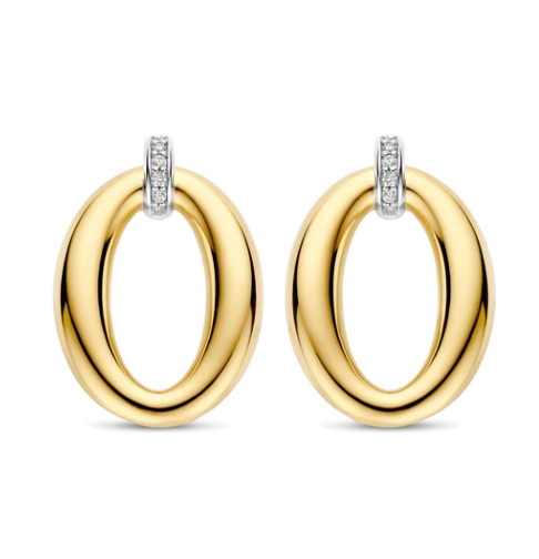 Deze TI SENTO oorbellen 78013ZY combineren eigentijdse flair met moeiteloze elegantie. Gemaakt van 925 sterling zilver, hebben ze een vergulde ovale schakel die hangt aan een pavé gezette cubic zirconia connector. De mix van warme gouden tinten en koele platinakleurige accenten zorgt voor een opvallend contrast. Deze in elkaar grijpende ovalen symboliseren de harmonie tussen gedurfde uitstraling en schoonheid. Nikkelvrij en hypoallergeen voor luxueus comfort. Of je ze nu draagt met een strakke paardenstaart of nonchalante krullen, deze oorbellen zijn een verfijnde must-have.