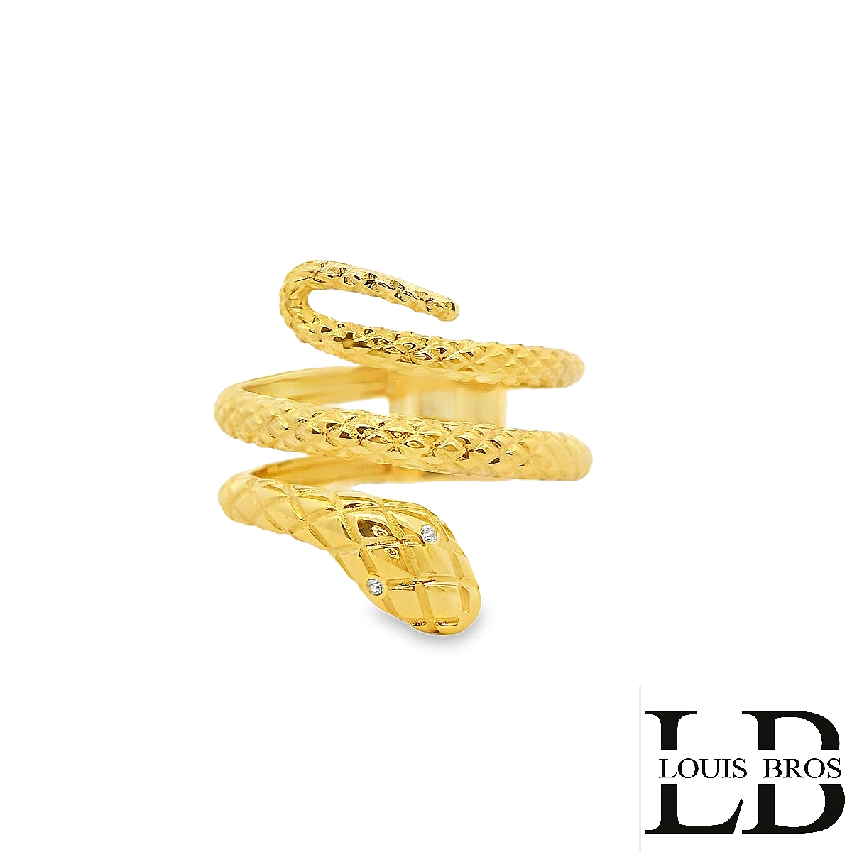 Deze stijlvolle en unieke 14 karaat geelgouden ring (3.57 gr) is ontworpen in de vorm van een sierlijke slang die zich elegant om de vinger wikkelt. De ring is verfijnd afgewerkt met een gedetailleerd schubbenpatroon dat zorgt voor een realistische en luxe uitstraling. Het subtiele reliëf en de glanzende afwerking geven de ring een speels en tegelijk chic karakter.

De slangenkop is voorzien van twee kleine fonkelende steentjes als ogen, wat de ring een extra vleugje allure geeft. Dit ontwerp is niet alleen een modieus statement, maar symboliseert ook wijsheid, bescherming en kracht.
Specificaties:
Materiaal: 14 karaat geelgoud
Design: Slangvormig met gedetailleerde schubben
Afwerking: Glanzend en verfijnd
Bijzonderheden: Voorzien van twee fonkelende accenten als ogen
Merk: Louis Bros
Perfect voor wie houdt van opvallende sieraden met een diepere betekenis, en ideaal om solo te dragen of te combineren met andere ringen voor een unieke look.