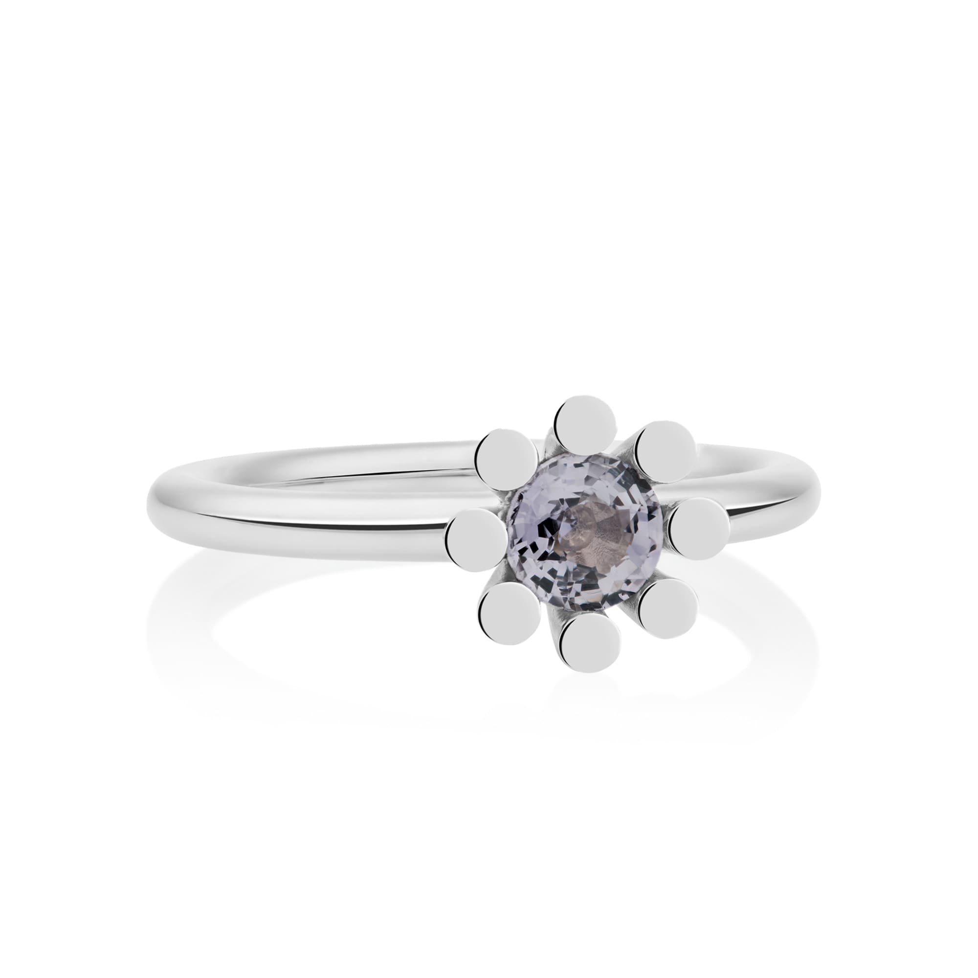 De Sprite ring (modelnummer 8RW4849SP) is een verfijnde ring, vervaardigd uit 18-karaats witgoud. Deze elegante ring is versierd met een spinel, wat zorgt voor een sprankelende afwerking. Draag deze sierlijke ring als een stijlvol statement op formele gelegenheden of combineer hem met andere accessoires voor een elegante dagelijkse look.