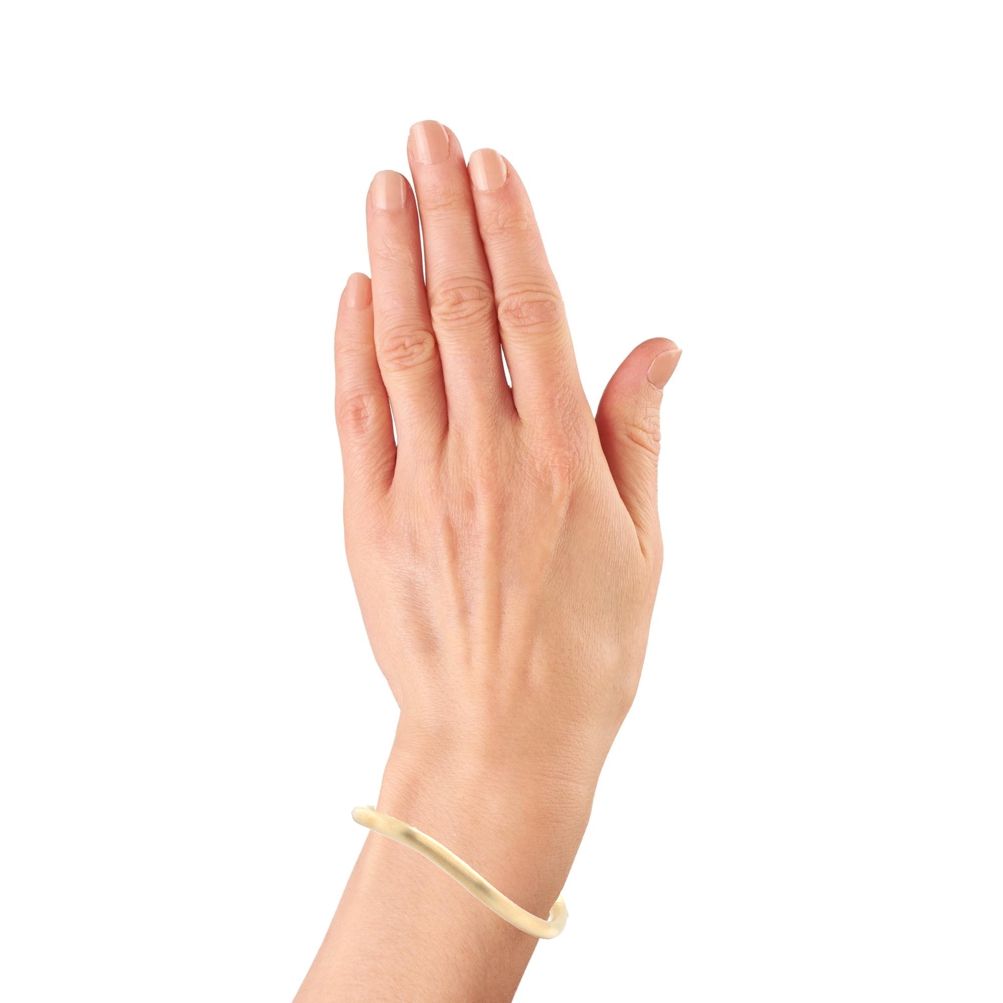 Dieser Armreif ist geschwungen, hohl montiert gefertigt ein elegantes Schmuckstück . Hergestellt aus hochwertigem 750er Gold, bietet er einen luxuriösen Look. Perfekt als Blickfang auf einem glamourösen Event oder als eleganter Alltagsbegleiter. Kombinieren Sie ihn mit weiteren Goldschmuckstücken für einen harmonischen Auftritt.
