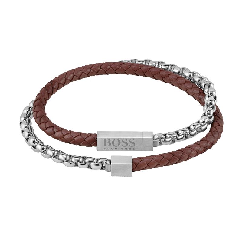 BOSS JEWELS HBJ1580149M BLENDED Mannen Armband 19cm
Deze armband van BOSS uit de Blended serie met nr. HBJ1580149M is een casual armband voor de stijlvolle BOSS klant. De aparte herenarmband wordt dubbel gedragen en heeft een totale lengte van 36cm. De ene helft is een bruin gevlochten streng van 5mm die d.m.v. een stalen plaatje met BOSS logo overloopt in een stalen zilverkleurige schakelketting van ronde schakels. De draagmaat is 19cm en de sluiting werkt op een magneet. Zeker leuk te combineren met andere BOSS armbanden. 

Het merk:
HUGO BOSS is afgestemd op levensstijlen waar het gaat om kwaliteit en precisie. Het wereldwijde fashionlabel is verdeeld in twee merken: BOSS en HUGO. Het merk BOSS biedt geavanceerde, moderne horloges gericht op kwaliteit en design om een onberispelijke look te cre�ren � of het nu zakelijk, casual of sportief is. Ontdek de nieuwe horlogecollectie die bewijst dat details echt het verschil maken.

Specificaties:
- Artikelnr: HBJ1580149M
- EAN code: 7613272428675
- Bruine dubbele herenarmband
- Materiaal: Staal/Leer
- Lengte 19cm