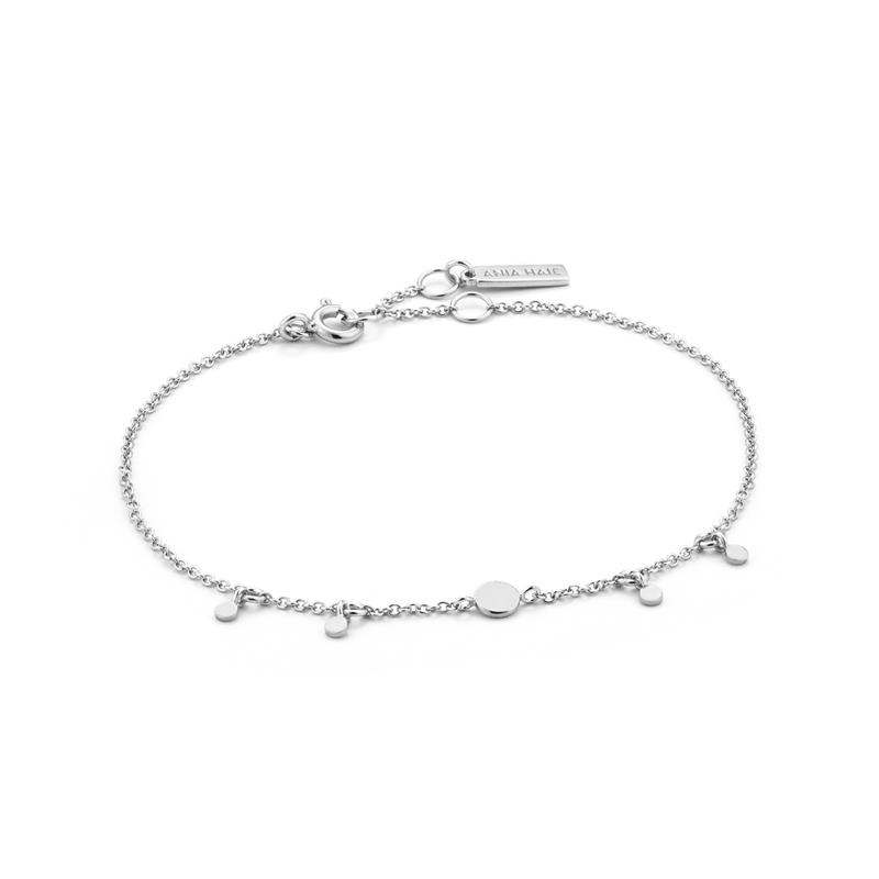 Met een kleine ronde hanger en miniatuur ronde bedels trekt deze elegante Ania Haie Geometry Drop Discs Bracelet zeker de aandacht. De armband is zowel mooi om solo te dragen als te layeren.