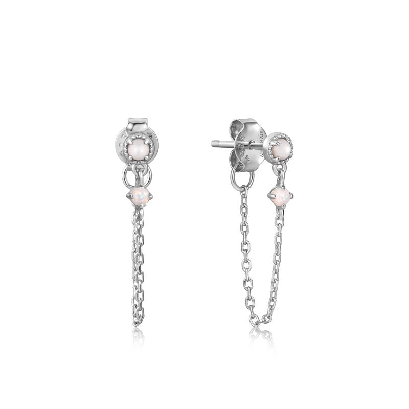 Silver Mother of Pearl and Kyoto Opal Chain Drop Stud Earrings
Deze 925 sterling zilveren Mother of Pearl and Kyoto Opal Chain Drop Stud Earrings zijn de perfecte keuze als je op zoek bent naar subtiele oorbellen! De eenvoudige oorknop wordt gecombineed met een glinsterende Kyoto opaal en een kleine ketting die sierlijk aan de oorbel zit bevestigd. Perfect voor alledaags maar ook in de avond misstaan deze oorbellen zeker niet.


