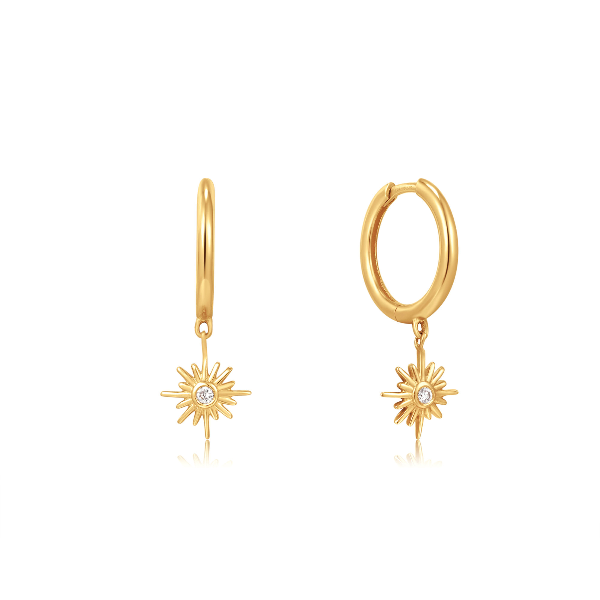 Kies voor dit opvallende paar oorringen gemaakt van 14kt goud. De slanke oorring is afgewerkt met een hanger van een ster met een diamant als middelpunt. Houd je look eenvoudig of style de jouwe met meerdere oorbellen voor een echte earparty.

HET MERK
Ania Haie staat bekend als fashion-forward sieradenmerk en heeft een toonaangevende naam opgebouwd. Een uitstekend moment om het merk verder uit te bouwen met een 14kt massief gouden collectie: Ania Haie 14kt Gold! In lijn met Ania Haie’s streven om een duurzamer merk te worden, is de 14kt gouden collectie gemaakt van 100% gerecycled 14kt goud en bevat conflictvrije en volledig traceerbare natuurlijke diamanten en echte edelstenen, zoals witte saffieren, opalen en turquoise.

SPECIFICATIES
- 14kt Gold Natural Diamond Sunburst Huggie Hoop Earrings
- Oorringen
- 14kt goud
- 20mm
- AH EAU001-18YG