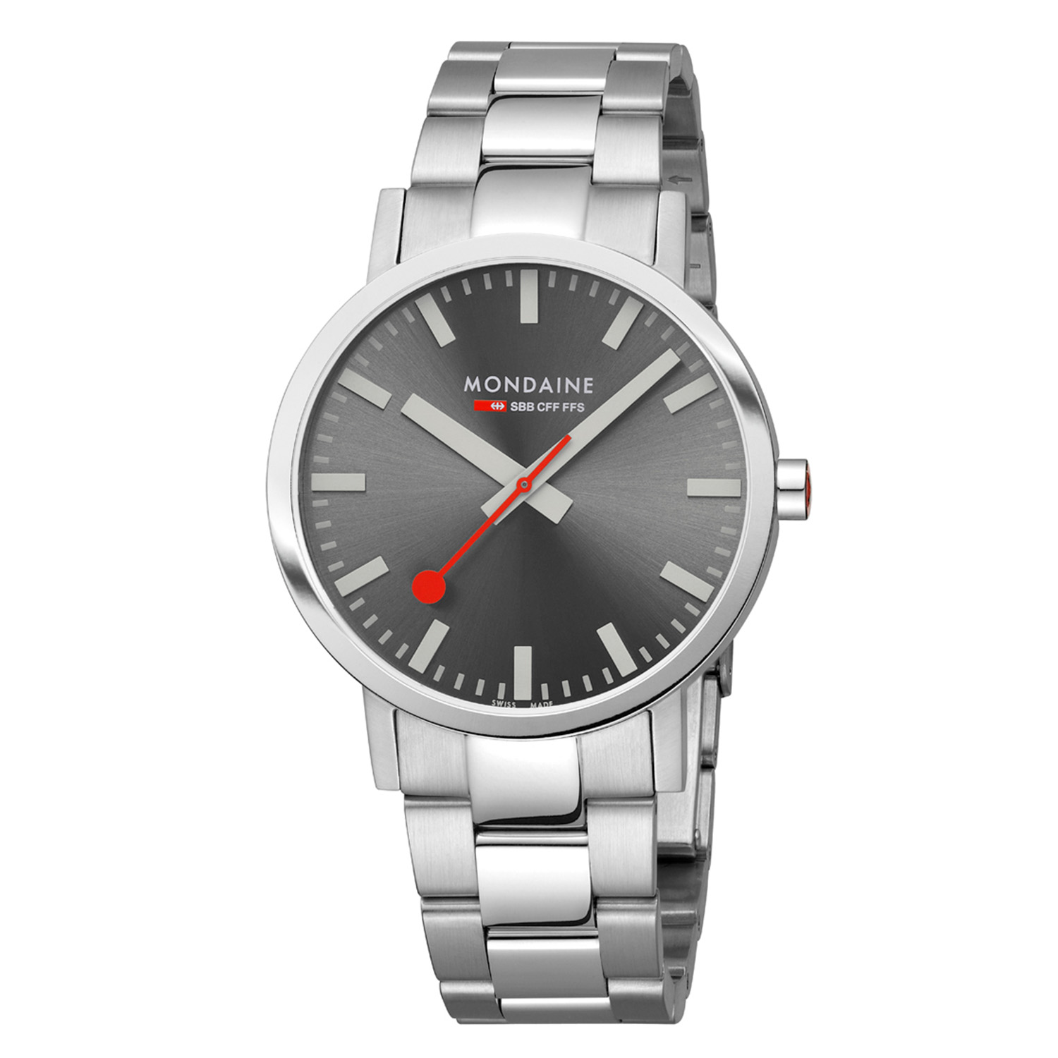 Mondaine Classic Staal 40mm
Dit design horloge uit de Mondaine Classic serie heeft een geborsteld horlogekastje van 40mm met een grijze sunray geborstelde wijzerplaat met een witte uursaanduiding. Aan het ronde horlogekastje zit een mat glanzende stalen schakelband met een vouwsluiting. Het horloge heeft vlak krasvast saffierglas en is 5ATM. Het Swiss Railway horloge heeft een zwitsers precisie quarts uurwerk. Opvallend is de rode secondewijzer. Maak een statement met dit verfijnde en klassieke uurwerk!

HET MERK
The Official Swiss Railway Watch. Gebaseerd op de officiële stationsklok van de Zwitserse spoorwegen, is 30 jaar geleden de horlogelijn onder het merk Mondaine opgezet. Zwitserse kwaliteitsuurwerken, net zo punctueel als de Zwitserse treinen. Een echte design klassieker met een unieke wijzerplaat, en de wereldberoemde rode secondewijzer met bolletje. Herkenbaar uit duizenden. De Stop2Go is het paradepaardje van Mondaine. De Zwitserse spoorwegen (SBB) staan bekend om hun punctualiteit en dit is te danken aan het principe van het uurwerk: door 58 seconden iets te snel te lopen en 2 seconden stil te staan op de 12, kan iedere Zwitserse trein exact op het hele uur vertrekken. Terwijl de secondewijzer stilstaat, springt de minutenwijzer een streepje verder. De dubbele aandrijving die dit principe mogelijk maakt, vergt meer energie dan andere uurwerken. Daarom is de Stop2Go, die net zo werkt als de stationsklok, uitgerust met een extra sterke batterij die twee jaar mee gaat.

SPECIFICATIES  
- Classic serie
- Vlak ontspiegeld krasvast saffierglas
- Strakke ronde kastvorm, Ø 40mm
- RVS horlogekast 
- Grijze sunray wijzerplaat 
- Stalen schakelband
- 5ATM