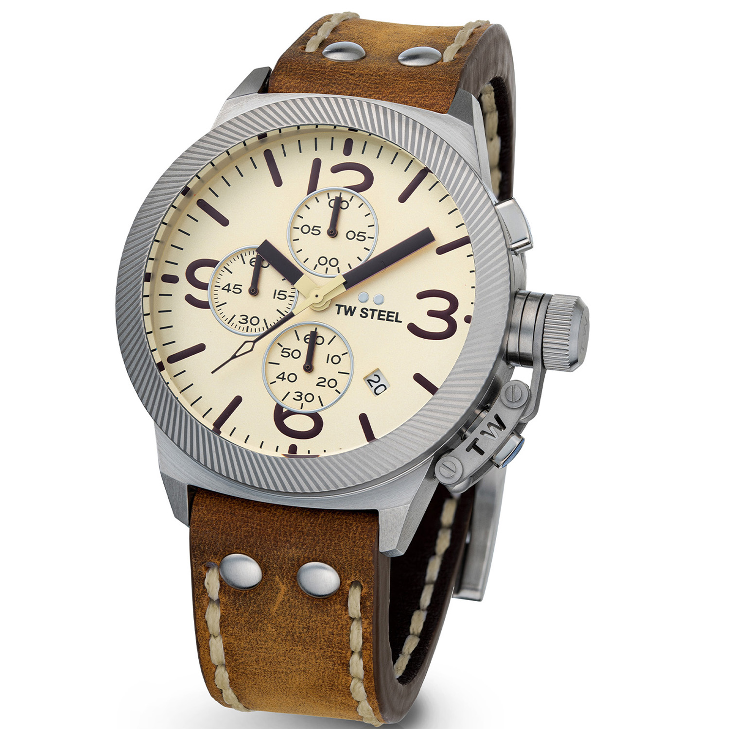 TW Steel TWCS104 Canteen Steel Chrono Bruin Leer 45mm
Deze TW steel uit de Canteen serie met nr TWCS104 is voorzien van een 45mm stalen zilverkleurige kast met gehard mineraalglas en een zwarte wijzerplaat met chronograaf. De TWCS104 valt op door de beugel met schroefknop die de kroon beschermt, dit is nagemaakt van een veldfles. De stalen kast van 45mm heeft een wijzerplaat met een datum en de 3, 6, 9, en 12 vergroot uitgelicht. Aan de kast zit een bruine leren band met cremekleurig stiksel en een stalen gespsluiting. Het horloge heeft wereldwijde garantie van 2 jaar en is 10 ATM. Een sportief model.

Het Merk:
TW Steel is een Nederlands horlogemerk. Groot in visie en ongeëvenaard in stijl. Sinds onze oprichting in 2005 geven wij tijd een nieuwe dimensie. Met karakteristieke designs stappen wij af van de gebaande paden.
Ons bereik is wereldwijd, of het nu zakelijk, casual of sportief is, bij de horloge collectie van TW Steel gaat het om kwaliteit en precisie. Een horloge dat je persoonlijkheid onderstreept is altijd binnen handbereik. Vorm en functie gaan samen in onze horloges van Zwitserse top kwaliteit. De kunst om je te onderscheiden vergt zelfvertrouwen en lef.
TW Steel is niet zomaar een horloge, TW Steel is een statement.

Specificaties:
- Stalen horloge kast 45mm
- Cremekleurige wijzerplaat
- Bruine leren band
- Gehard mineraalglas
- Schroefkroon
- 10 ATM