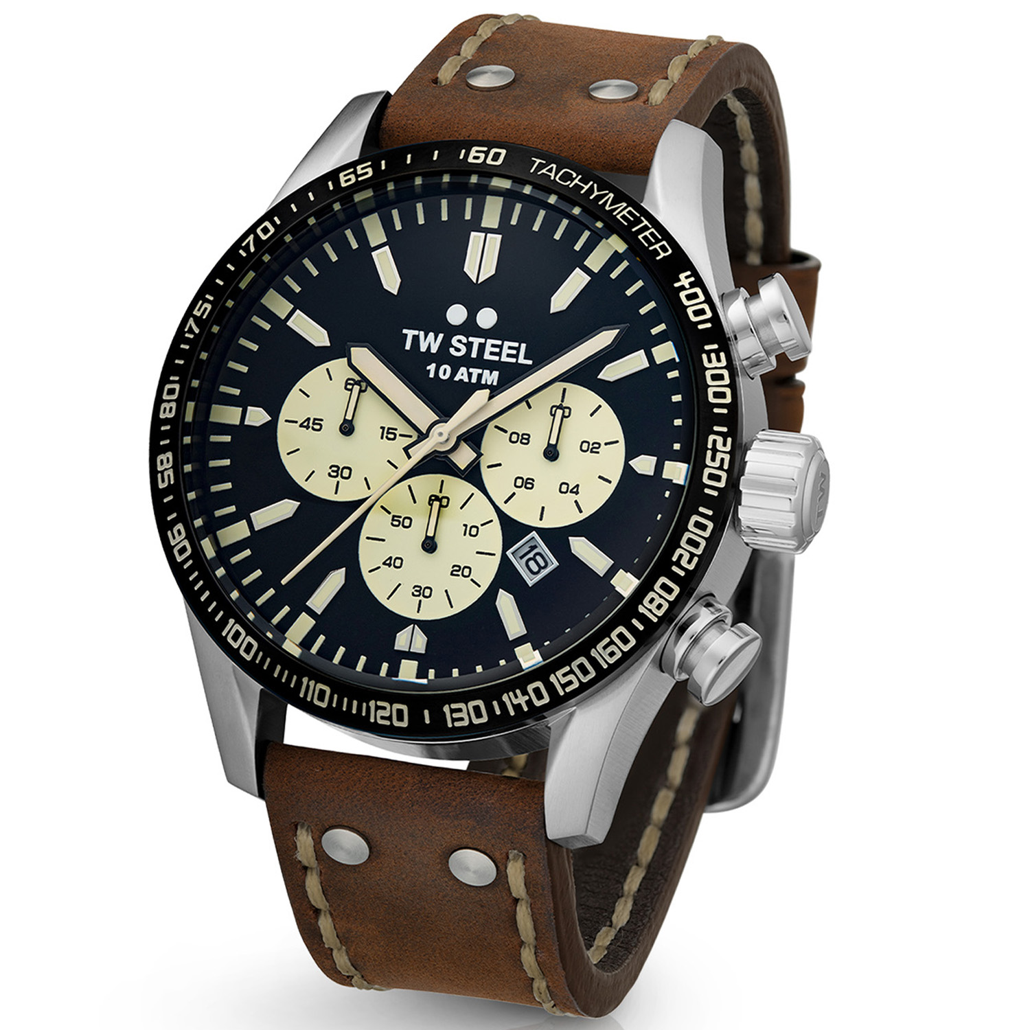 TW Steel TWVS120 Volante Steel Chrono Bruin Leer 48mm
Deze TW steel uit de Volante serie met nr TWVS120 heeft een zilverkleurige stalen horlogekast van 48mm met een zwarte wijzerplaat met chronograaf en een datum. De uursaanduiding en de wijzers zijn opvallend door de lumibrite accenten. Het stijlvolle herenhorloge heeft een gehard mineraalglas, een zwarte bezel met daarop een tachymeter en een bewerkte schroefkroon. Aan de kast zit een bruine leren band met een stalen gespsluiting. Het horloge heeft wereldwijde garantie van 2 jaar en is 10 ATM. Een sportief model.

Het Merk:
TW Steel is een Nederlands horlogemerk. Groot in visie en ongeëvenaard in stijl. Sinds onze oprichting in 2005 geven wij tijd een nieuwe dimensie. Met karakteristieke designs stappen wij af van de gebaande paden.
Ons bereik is wereldwijd, of het nu zakelijk, casual of sportief is, bij de horloge collectie van TW Steel gaat het om kwaliteit en precisie. Een horloge dat je persoonlijkheid onderstreept is altijd binnen handbereik. Vorm en functie gaan samen in onze horloges van Zwitserse top kwaliteit. De kunst om je te onderscheiden vergt zelfvertrouwen en lef.
TW Steel is niet zomaar een horloge, TW Steel is een statement.

Specificaties:
- Stalen horloge kast 48mm
- Zwarte wijzerplaat
- Bruine leren band
- Gehard mineraalglas
- Schroefkroon
- 10 ATM