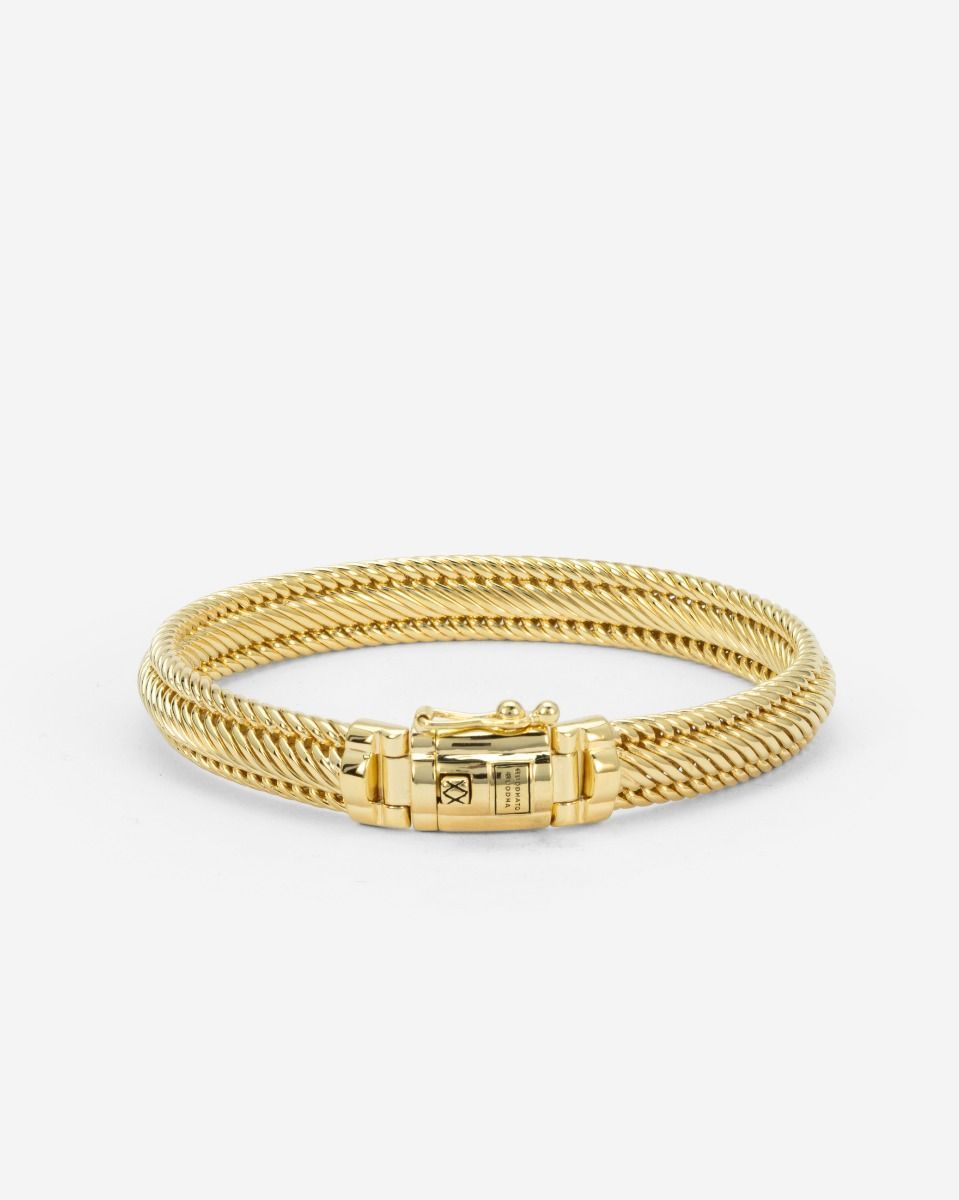 De Edwin Mini-armband is verfijnd met een krachtige uitstraling en heeft een slankere vorm dan de Edwin Small-armband. Elk stuk is met de hand vervaardigd en bezit de tijdloze kenmerken die de  Buddha to Buddha sieraden typeren. Ontworpen in Amsterdam en handgemaakt in Zuid-Oost Azië van gerecycled zilver met een premium goudlaag van 3.0 micron. De laag goud is gemiddeld 5 maal dikker dan reguliere gold plated items en gemaakt van 18-karaat goud. 