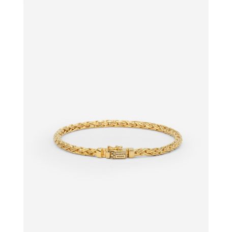 De Katja Mini Armband is gebaseerd op een traditionele Balinese weeftechniek en met de hand gemaakt door gepassioneerde ambachtslieden. Het is een meesterwerk dat puur vakmanschap laat zien. Deze armband, met zijn fijne schakels en gedetailleerde afwerking, is een ode aan de kunst van het verfijnde smeden. Ontworpen in Amsterdam en handgemaakt in Zuid-Oost Azië van gerecycled zilver met een premium goudlaag van 3.0 micron. De laag goud is gemiddeld 5 maal dikker dan reguliere gold plated items en gemaakt van 18-karaat goud.