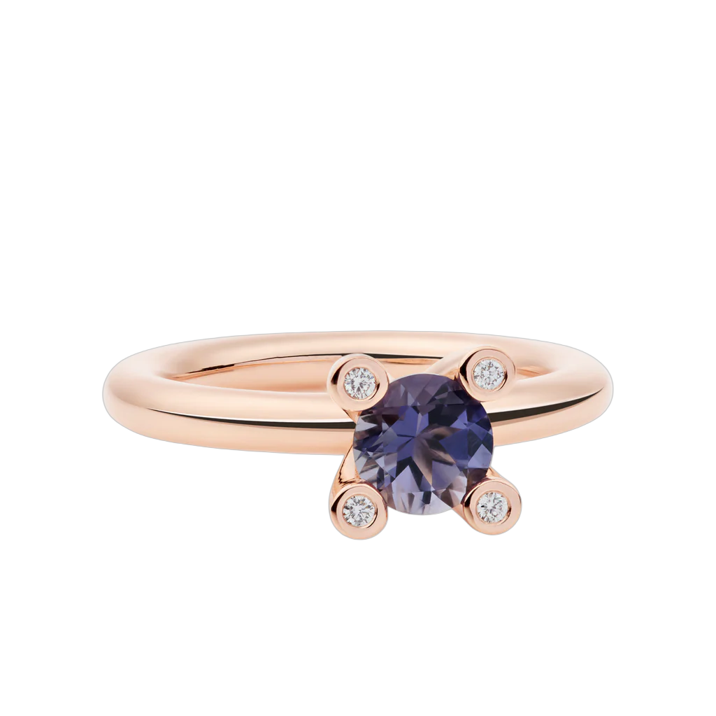 Net zo vrolijk als de bloemen waarnaar ze zijn genoemd vinden wij de Phlox ringen. 4 Pootjes met diamant houden de 6mm ioliet stevig vast.