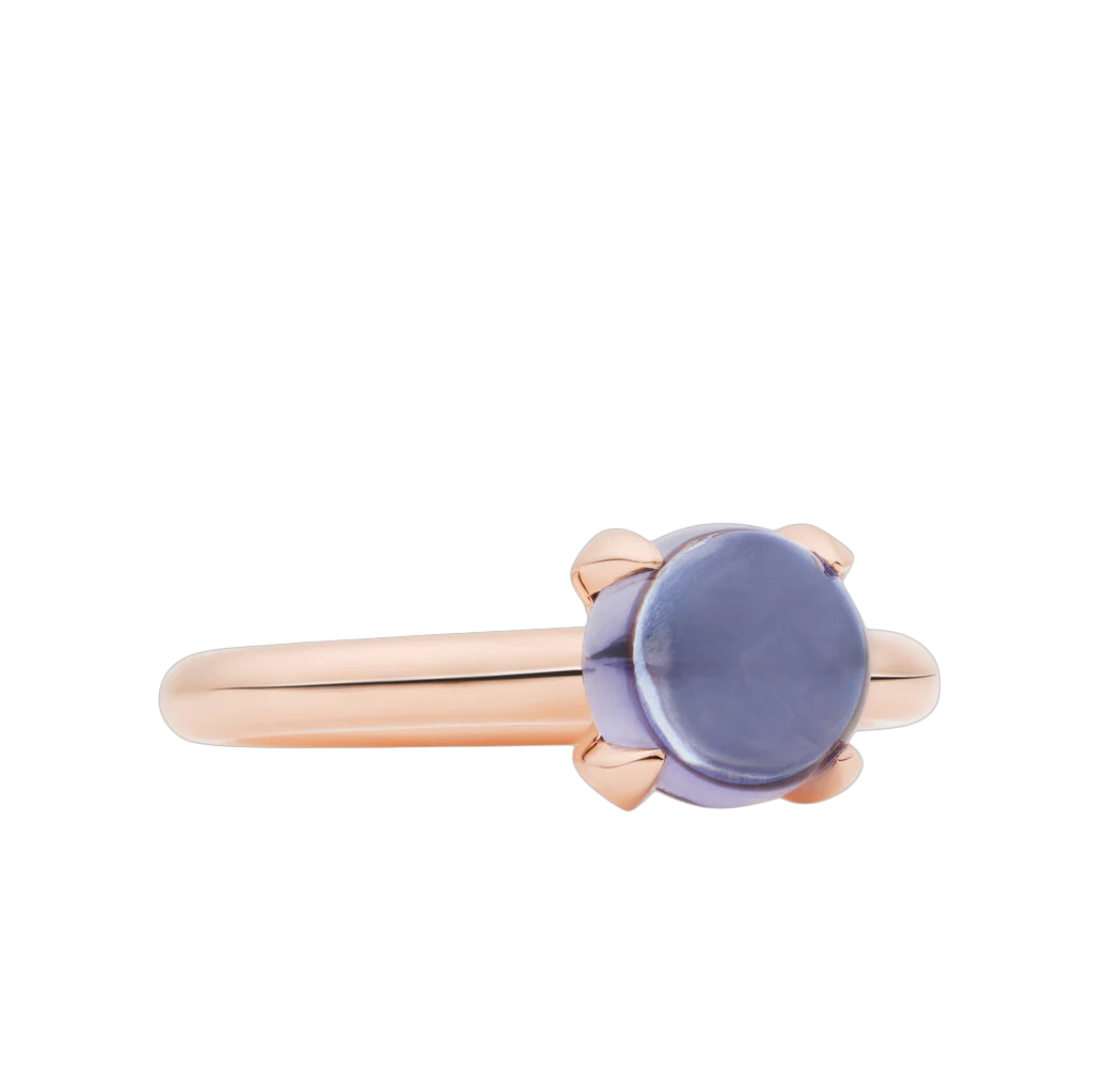 De donkerblauwe Ioliet, een van onze lievelingsedelstenen, is helaas steeds moeilijker verkrijgbaar. In de kleine Catch ring staat hij prachtig.