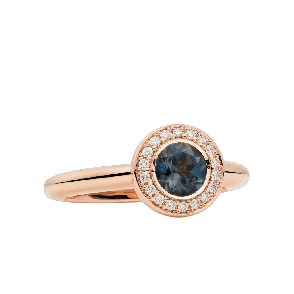 Remake van de eerste Bron ring uit het jaar 2000. Kies voor een intens gekleurde middensteen voor maximaal resultaat. Wordt altijd geleverd met witte diamant.
London Blue topaas