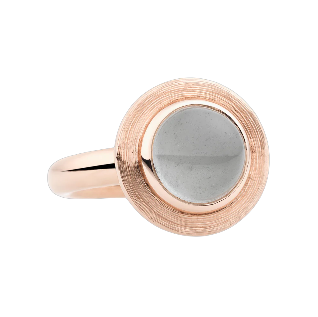 Introvert maar allesbehalve saai. Hoe langer je naar deze Solar ring met aquamarijn en mat gegraveerde rand kijkt, hoe interessanter het samenspel van goud en edelsteen wordt.