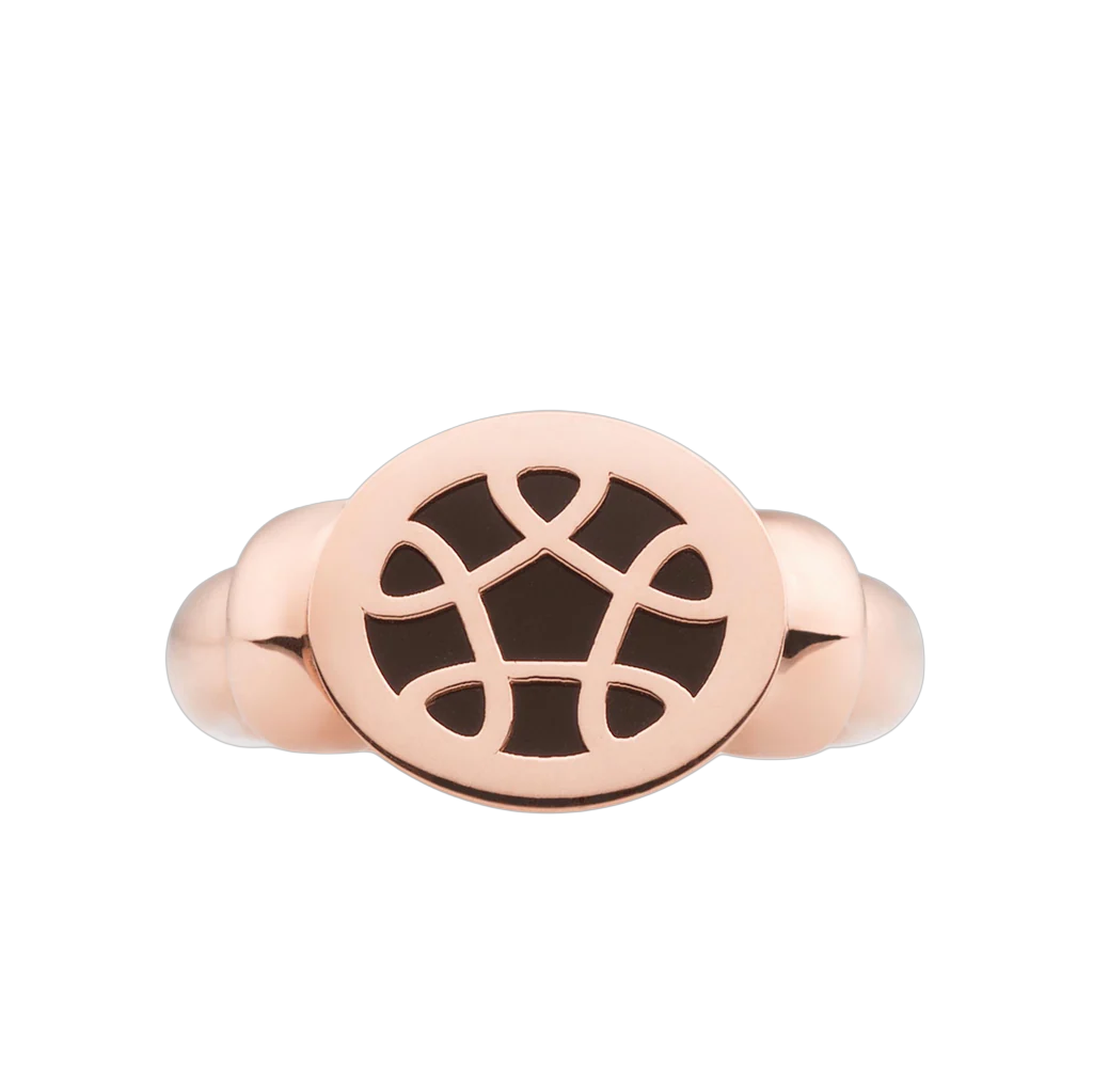 De pinkring met onyx steen heeft weer een plekje in de spotlights weten te veroveren. Beetje klassiek, beetje brutaal.