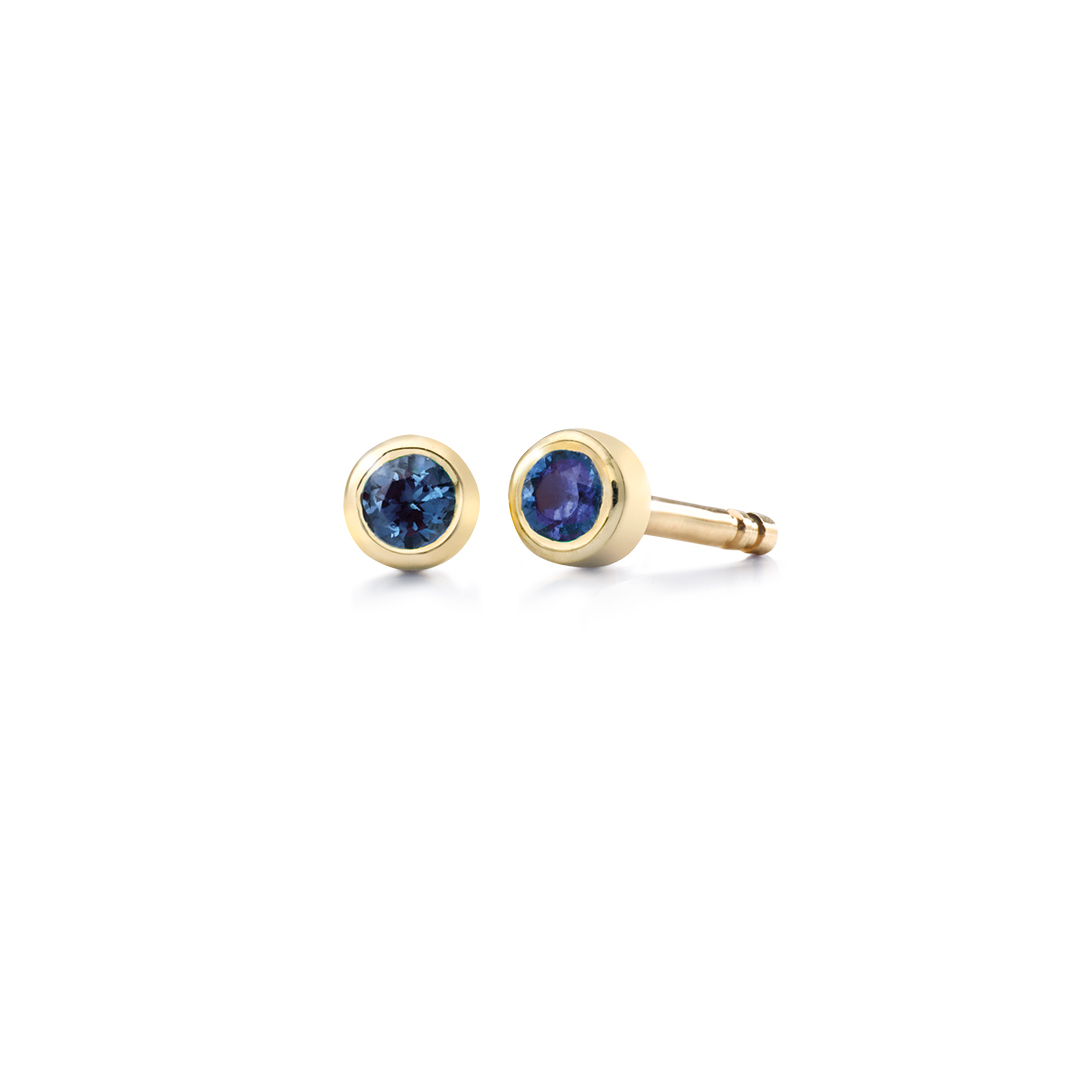 De MSO-024 is een prachtige set stud oorbellen met gekleurde stenen. Perfect om elke outfit een subtiele, maar verfijnde touch te geven. Draag ze voor zowel casual als formele gelegenheden om een vleugje elegantie toe te voegen. Ideaal te combineren met bijpassende kleuren of gewoon als opvallend accessoire.