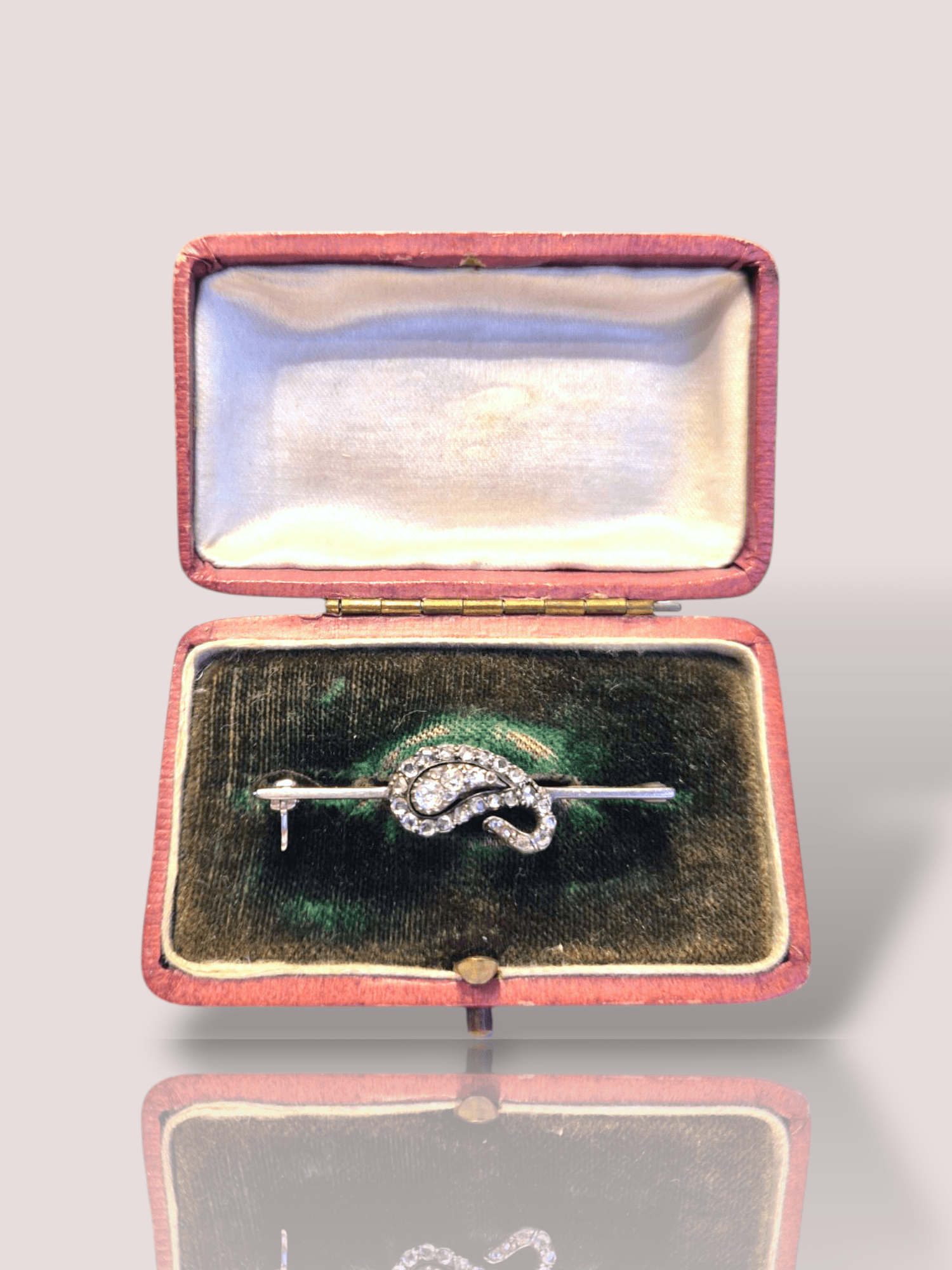 Deze antieke Paisley 14k witgouden broche heeft in zilver gezette roos geslepen diamanten, en is een elegante accessoire dat perfect is als broche. In totaal heeft de broche 29 diamanten, waarvan de grootste diamant circa 0,10ct is. In totaal heeft de broche circa 0,67 ct aan diamant.

Deze luxe broche voegt verfijning toe aan elke outfit. Draag het op een blazer, sjaal of jurkkraag voor een stijlvolle uitstraling. Voeg een vleugje klassieke charme toe aan je ensemble met dit prachtige sieraad.