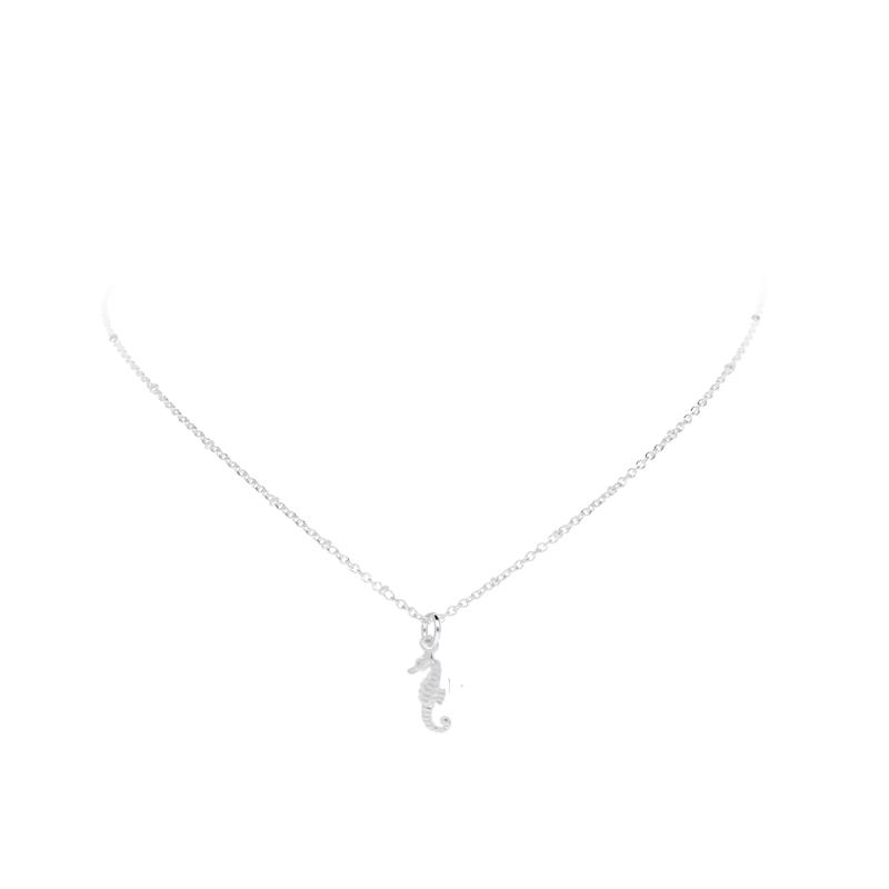 Deze collier is van het merk Lilly. Het is een meisjessieraad gemaakt van zilver. De collier is zilver van kleur.
De verdere specificaties van de collier zijn als volgt:
Soort bewerking: gerhodineerd
Lengte: 39
Steensoort: Geen edelsteen
Steenkleur: Geen steen