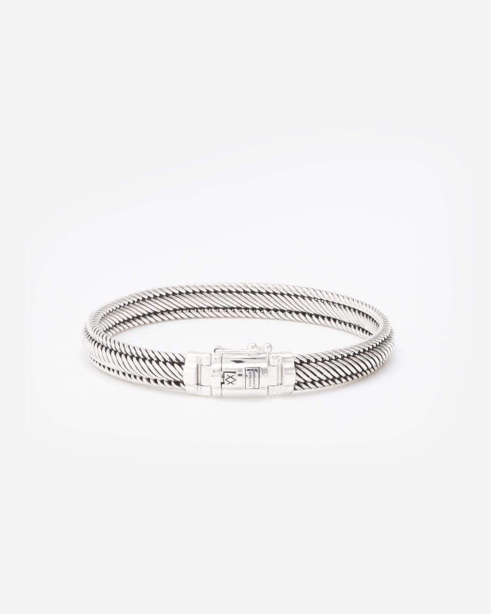 De Edwin-collectie behoort tot een van de meest geliefde collecties van Buddha to Buddha. De Edwin Mini-armband is verfijnd met een krachtige uitstraling en heeft een slankere vorm dan de Edwin Small-armband. Elk stuk is met de hand vervaardigd en bezit de tijdloze kenmerken die de Buddha to Buddha sieraden typeren. Ontworpen in Amsterdam en met toewijding gemaakt in Zuidoost-Azië. Je koopt onze sieraden niet, maar je geeft ze cadeau. Aan wie geef jij dit sieraad?