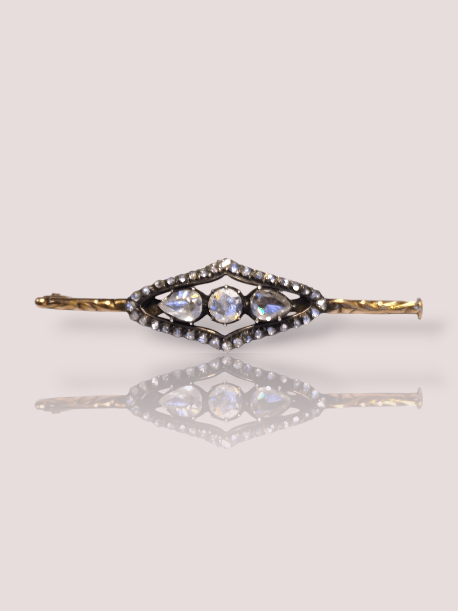 Deze vintage 14k geel gouden broche met roos geslepen diamanten, is een prachtig juweel. De broche is bezet met maar liefst 38 prachtige roosgeslepen diamanten. De center stone is 0,40ct met daarnaast 2 peer vormige diamanten van elk circa 0,33ct. In totaal bevat de broche 1,585ct aan diamant. 

Deze elegante broche is perfect om een klassieke touch toe te voegen aan een blazer, jurk of sjaal. Draag hem bij voorkeur op de revers van een colbert voor een stijlvolle uitstraling.