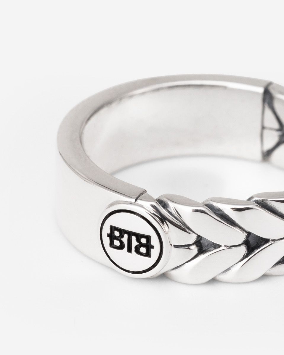 De Barbara Dual Ring is vervaardigd uit gerecycled sterling zilver en kenmerkt zich door een gladde zijde en een geweven, iconische Barbara textuur. Deze ring is perfect om jouw unieke verhaal te creëren, aangezien hij graveerbaar is. De Barbara Dual Ring is breder dan de Barbara Small Dual Ring. De diepte en elegantie van de Barbara weving maken deze ring tijdloos. 