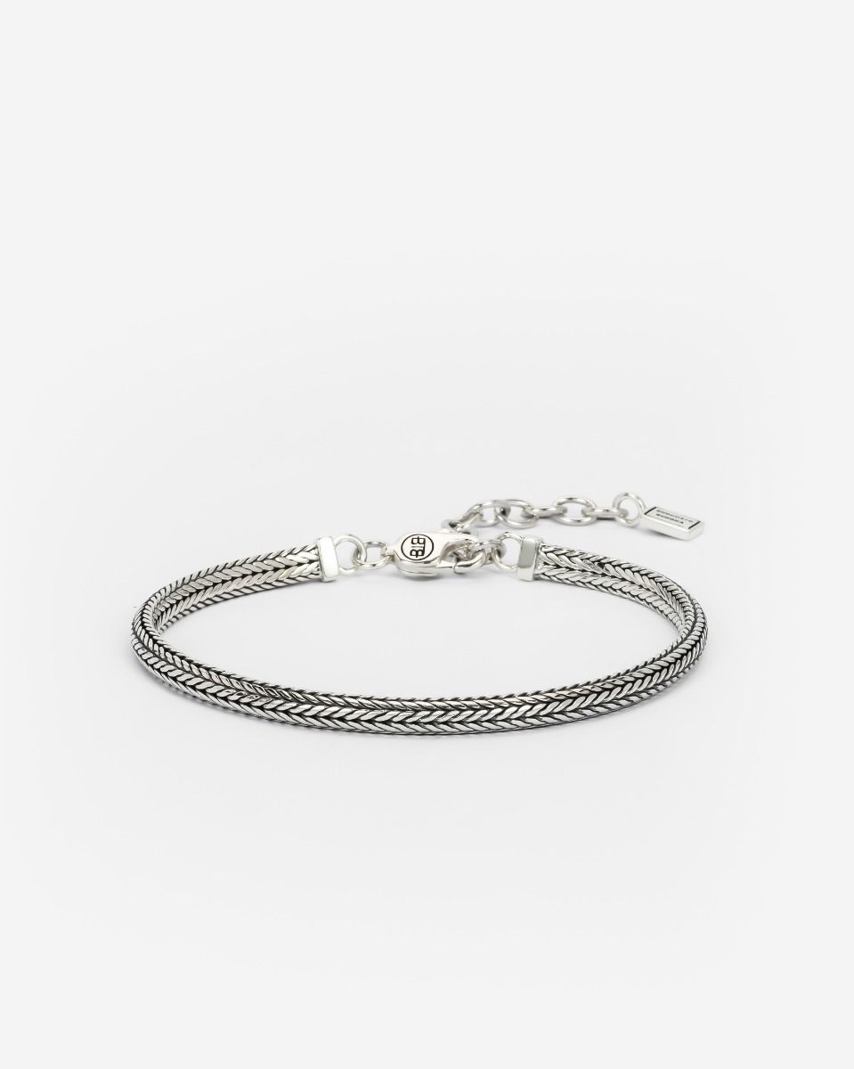 De Buddha to Buddha 912 Stacking Ellen C-E armband is gemaakt van sterling zilver en heeft een subtiel ontwerp met schakels die perfect kunnen worden gestapeld met andere armbanden. Deze armband kan op zichzelf worden gedragen voor een minimalistische look, of gecombineerd met andere sieraden voor een meer opvallende uitstraling. Het is de perfecte toevoeging aan elke armbandenverzameling!