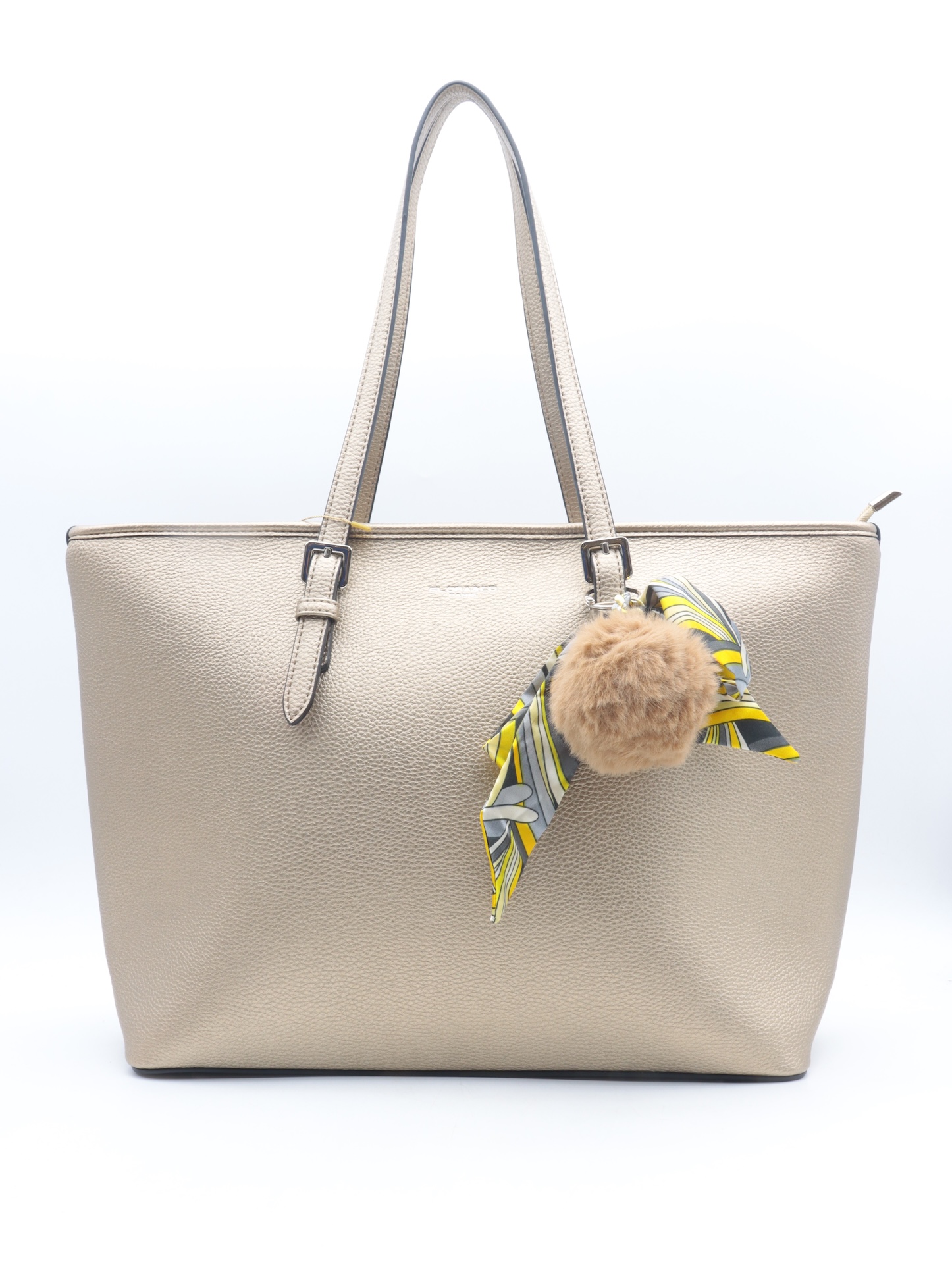 De Flora&Co shopper A4 met modelnummer F2509-1-TAUPEMETALISEE is een veelzijdige schoudertas die valt onder de categorie 'BAGS'. Deze tas is ideaal om dagelijks te dragen dankzij zijn ruime formaat, geschikt voor A4-documenten. Draag hem stijlvol over je schouder voor een chique en praktische look, perfect voor werk of casual gebruik.