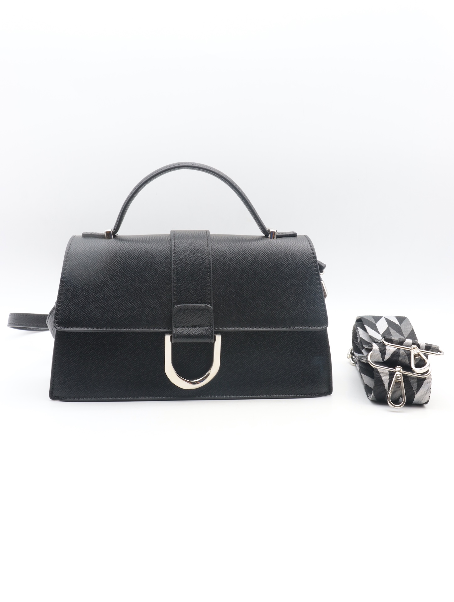De Flora&Co crossbody tas in zwart, modelnummer F3657-NOIR, valt onder de categorie ‘CROSSBODY_BAGS’. Deze stijlvolle en praktische tas is perfect voor dagelijks gebruik. Draag hem diagonaal over je schouders voor optimaal comfort en gemak, terwijl je je handen vrij houdt. Ideaal voor zowel casual als chique gelegenheden!
Hoogte 15cm x beed 25cm x diep