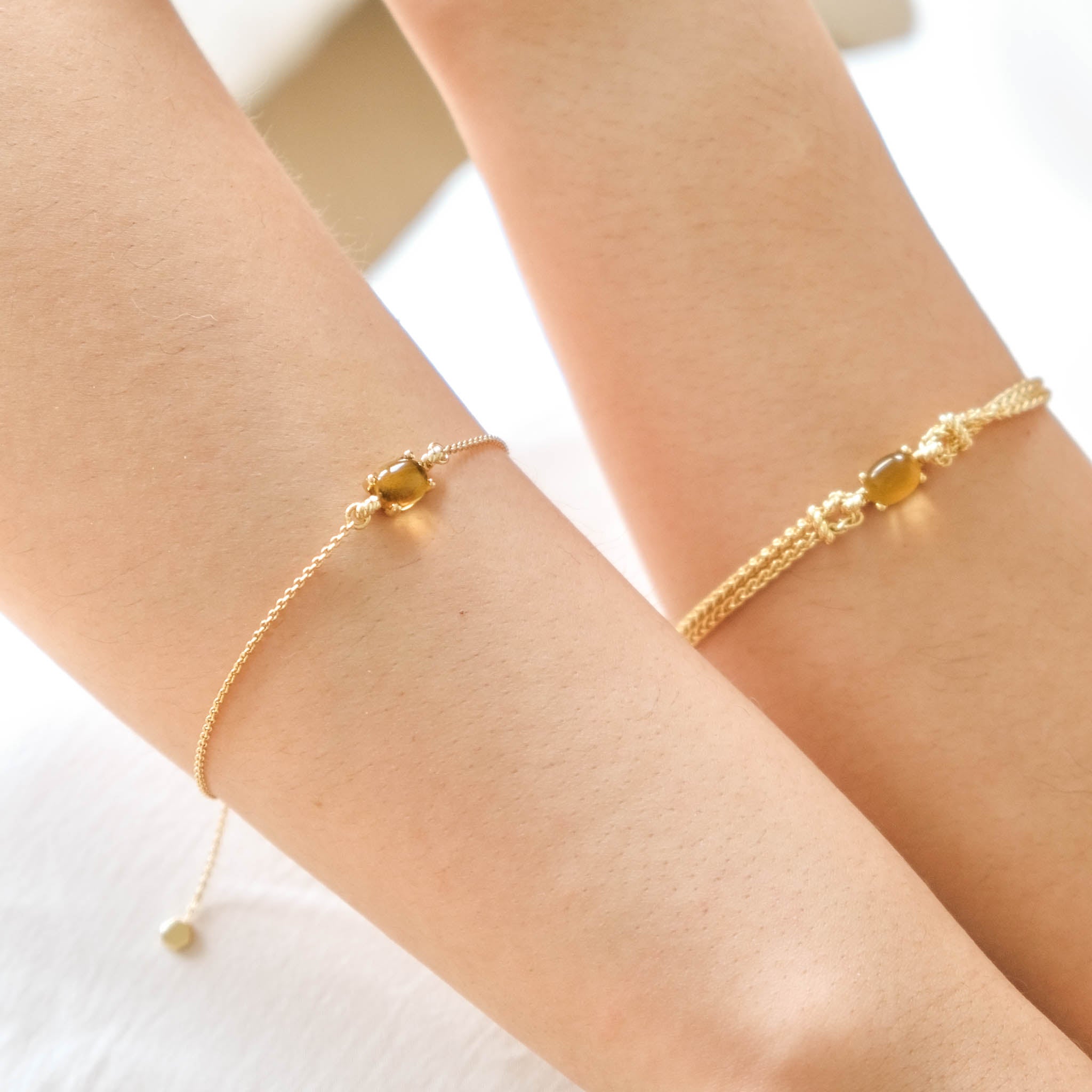 Deze stijlvolle Dashing Details Armband is gemaakt van sterling zilver en heeft een gladde gepolijste steen. Het klassieke ontwerp is het perfecte accessoire om een vleugje elegantie toe te voegen aan elke outfit, maar het meest comfortabel gedragen samen met jeans en sneakers (als je het ons zou vragen).

De maat is 18 centimeter met een verlenging van 3. Een perfecte pasvorm voor iedereen.