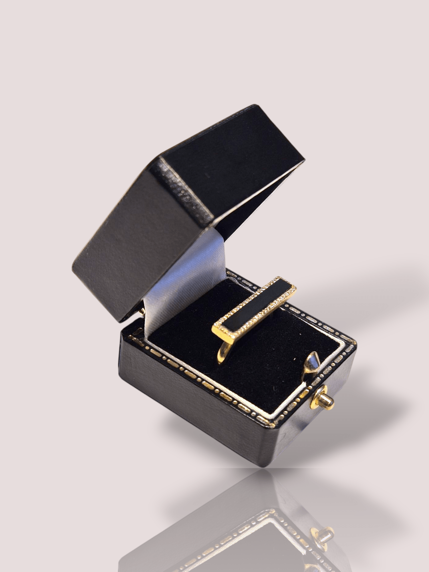 Deze prachtige vintage 18k geel gouden ring is voorzien van een elegante onyx en schitterende diamanten. De ring heeft een tijdloos ontwerp dat perfect past bij elke outfit, van casual tot chic. Draag deze unieke ring als statement piece of combineer hem met andere sieraden voor een verfijnde look. Een absolute must-have voor elke sieradenliefhebber! De onyx is 2,5 bij 0,5 cm. 