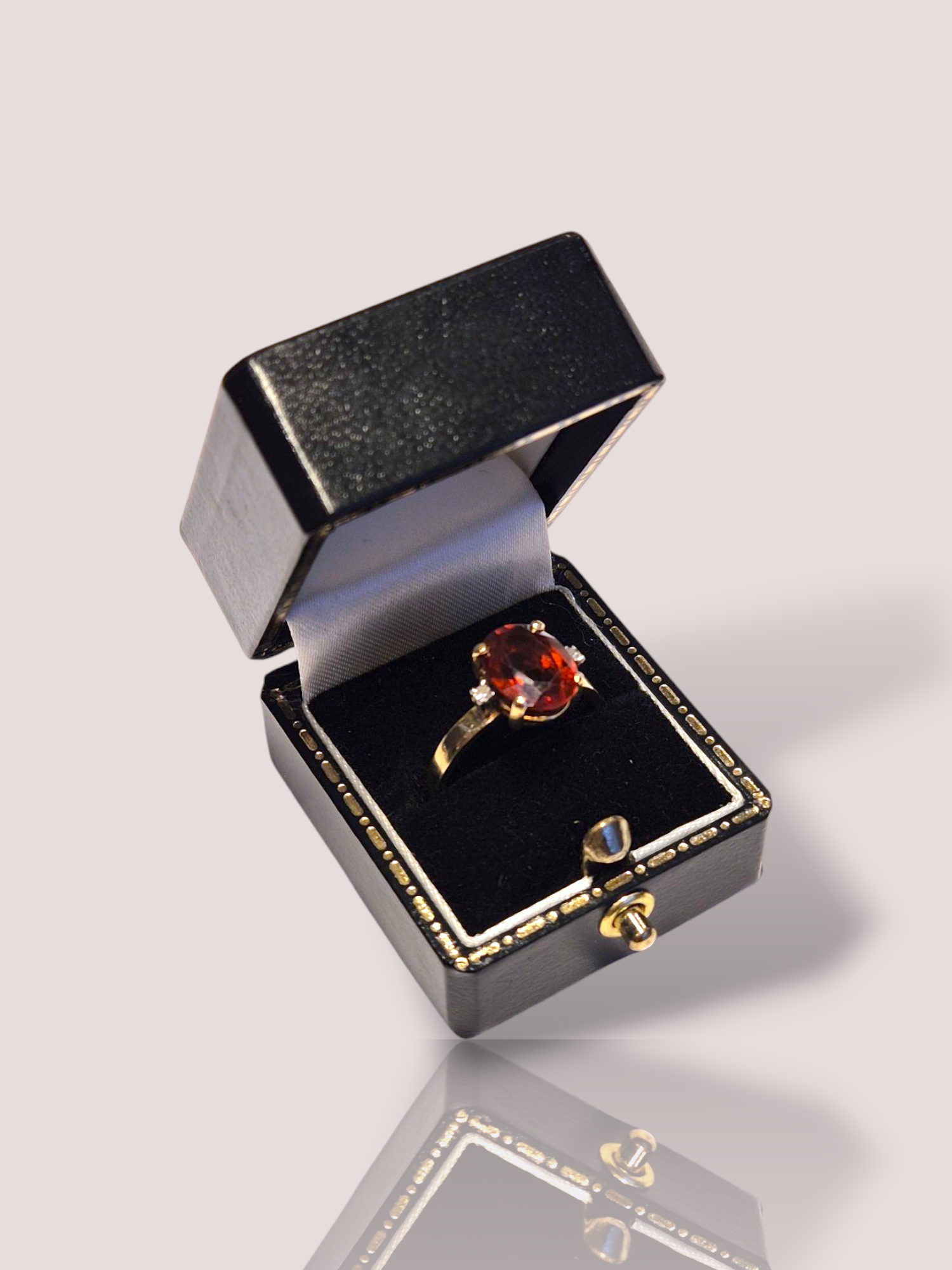 Deze prachtige vintage 14k geel gouden ring is bezet met een schitterend citrien en fonkelende diamanten. De warme tinten van het goud en de stenen maken deze ring een echte eyecatcher. Draag hem solo voor een verfijnde look of combineer met andere gouden sieraden voor een luxueuze uitstraling. Een tijdloos en elegant stuk voor elke gelegenheid!

De citrien is 10 bij 8 mm en wordt vergezeld door 2 prachtige diamantjes.