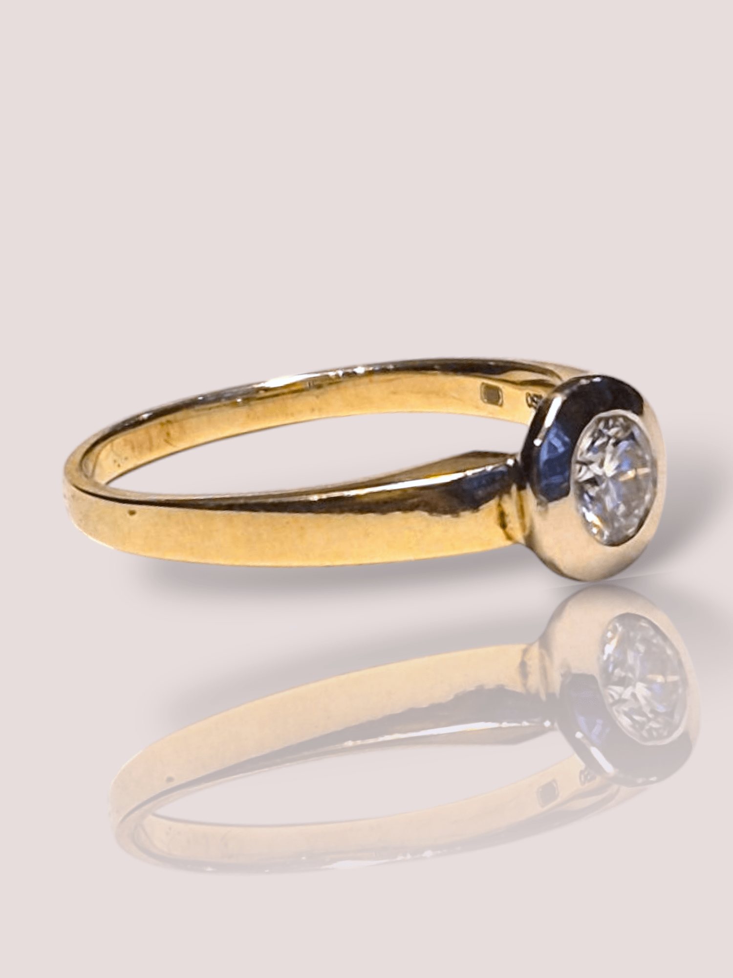 Deze prachtige vintage 14k geel gouden ring is bezet met een solitair diamant in wit goud. De ring straalt tijdloze elegantie uit en is perfect voor speciale gelegenheden of als verlovingsring. Draag deze ring solo voor een subtiele look of combineer met andere gouden sieraden voor een opvallende look. Een echte eyecatcher voor elke outfit! De ring kan op maat gemaakt worden.