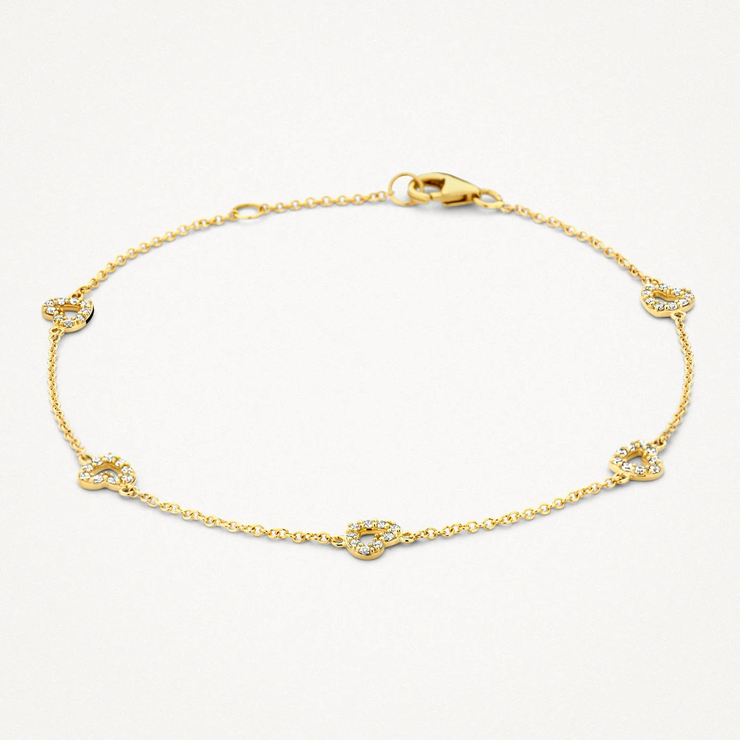 Deze 14k geelgouden armband met roloschakels wordt gesierd door vijf met zirkonia bezette hartjes. De totale lengte is 18 cm en de armband heeft een karabijnsluiting. Een prachtig sieraad waarmee je je liefde kunt tonen, aan een ander of jezelf. 