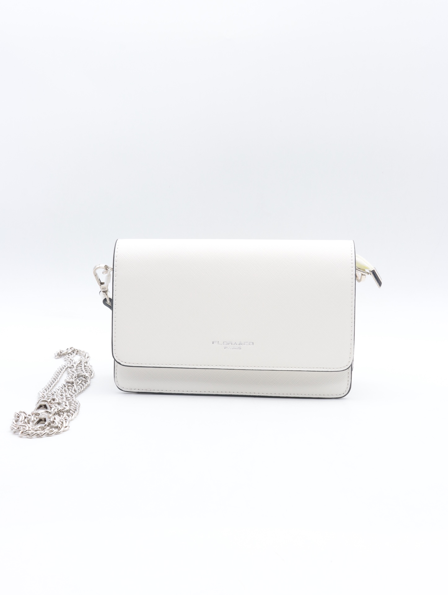 De Flora&Co crossbody tas model F8053 in wit is een stijlvolle en praktische tas. Met als kenmerken de categorie "BAGS" en type "CROSSBODY_BAGS", biedt deze tas veel gemak. Perfect voor dagelijks gebruik, draag hem schuin over je lichaam voor ultiem comfort en een trendy look. Ideaal voor iedere gelegenheid!

2 vakken

Afmetingen:
Hoogte 13cm x breed 21cm x diep 6cm