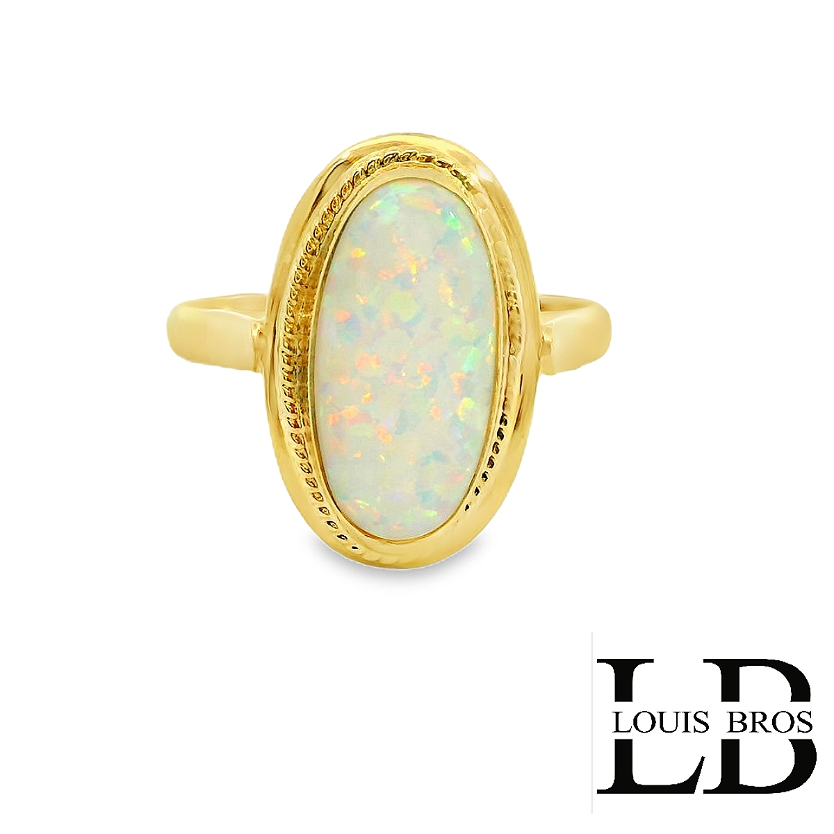 Deze verfijnde 14 karaat geelgouden ring (3.14 gr) is gezet met een prachtige ovale synthetische witte opaal. De opaal toont een subtiel kleurenspel van zachte pastelkleuren zoals roze, groen en oranje, wat de ring een elegante en dromerige uitstraling geeft. De steen is stevig en sierlijk gevat in een gladomzetting, afgewerkt met een fijne gedraaide rand die het geheel een klassieke, tijdloze look verleent.

Kenmerken:

Materiaal: 14 karaat geelgoud
Steen: Synthetische witte opaal
Vorm steen: Ovaal cabochon
Afwerking: Gepolijst met sierlijke gedetailleerde rand
Stijl: Tijdloos, chique en vrouwelijk

Bijzonderheden:

Deze ring is een perfect accessoire voor zowel dagelijks gebruik als speciale gelegenheden. De zachte glans van de witte opaal gecombineerd met het warme geelgoud zorgt voor een harmonieuze en luxe uitstraling. Ideaal als cadeau of als bijzondere toevoeging aan je eigen sieradencollectie.
De ring is verkrijgbaar in meerdere afmetingen.