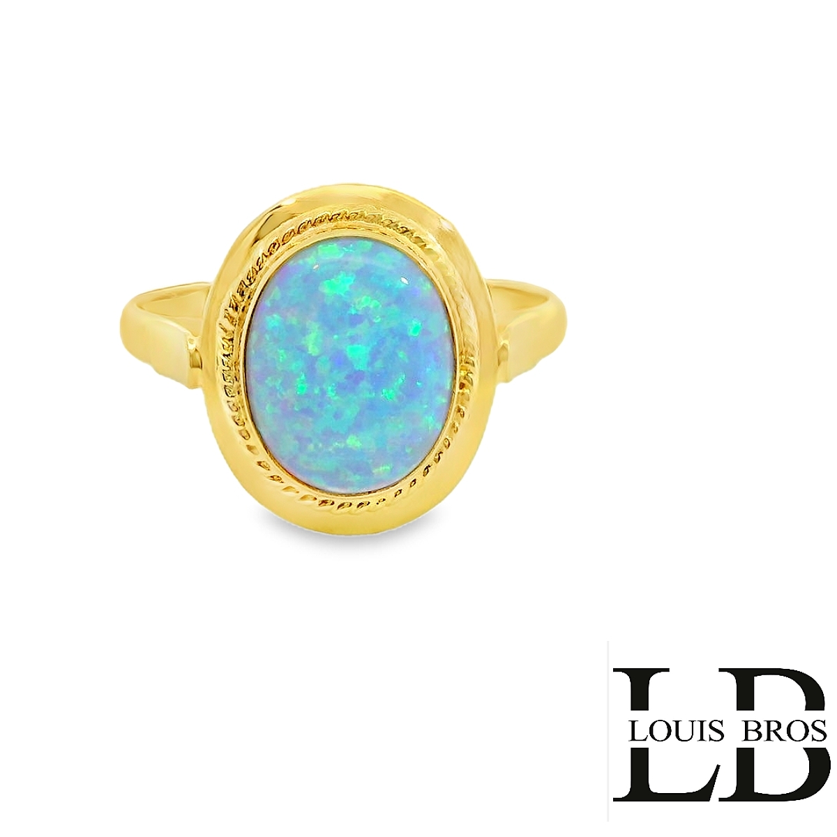 Deze elegante 14 karaat geelgouden ring (2.75 gr) is voorzien van een schitterende ovale synthetische opaal in een diepe blauwe kleur. De steen heeft een prachtige kleurenspel met tinten van blauw en groen, wat zorgt voor een levendige en unieke uitstraling. De opaal is gezet in een verfijnde gladomzetting met een subtiele gedraaide rand, wat extra karakter en luxe aan het ontwerp geeft.

Kenmerken:

Materiaal: 14 karaat geelgoud
Steen: Synthetische opaal, blauw
Vorm steen: Ovaal cabochon
Afwerking: Gepolijst met sierlijke randdetails
Stijl: Klassiek, tijdloos, en elegant.

Bijzonderheden:

De ring is perfect als blikvanger voor elke gelegenheid. Of je nu op zoek bent naar een opvallend sieraad voor dagelijks gebruik of een bijzonder cadeau, deze ring combineert klassieke elegantie met een moderne, kleurrijke twist.
De ring is verkrijgbaar in meerdere afmetingen.