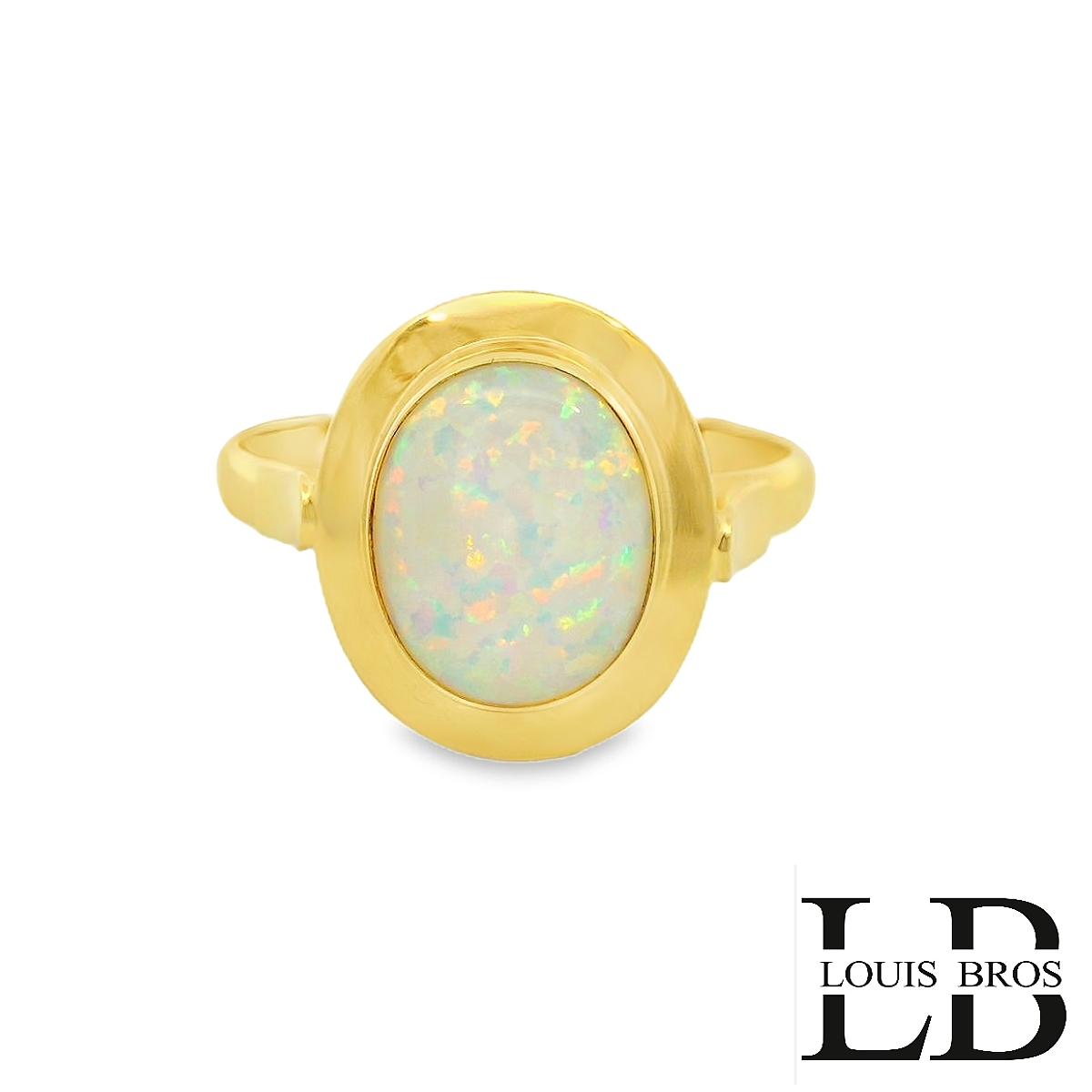 Deze verfijnde 14 karaat geelgouden ring (2.75 gr) is gezet met een prachtige ovale synthetische witte opaal. De opaal toont een subtiel kleurenspel van zachte pastelkleuren zoals roze, groen en oranje, wat de ring een elegante en dromerige uitstraling geeft. De steen is stevig en sierlijk gevat in een gladomzetting, afgewerkt met een fijne gedraaide rand die het geheel een klassieke, tijdloze look verleent.

Kenmerken:

Materiaal: 14 karaat geelgoud
Steen: Synthetische witte opaal
Vorm steen: Ovaal cabochon
Afwerking: Gepolijst met sierlijke gedetailleerde rand
Stijl: Tijdloos, chique en vrouwelijk

Bijzonderheden:

Deze ring is een perfect accessoire voor zowel dagelijks gebruik als speciale gelegenheden. De zachte glans van de witte opaal gecombineerd met het warme geelgoud zorgt voor een harmonieuze en luxe uitstraling. Ideaal als cadeau of als bijzondere toevoeging aan je eigen sieradencollectie.
De ring is verkrijgbaar in meerdere afmetingen.