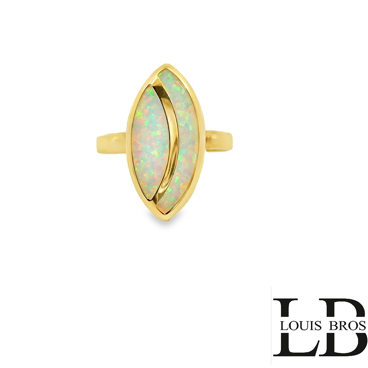 Deze verfijnde 14 karaat geelgouden ring (2.39 gr) is gezet met een prachtige ovale synthetische witte opaal. De opaal toont een subtiel kleurenspel van zachte pastelkleuren zoals roze, groen en oranje, wat de ring een elegante en dromerige uitstraling geeft. De steen is stevig en sierlijk gevat in een gladomzetting, afgewerkt met een fijne gedraaide rand die het geheel een klassieke, tijdloze look verleent.

Kenmerken:

Materiaal: 14 karaat geelgoud
Steen: Synthetische witte opaal
Vorm steen: Ovaal cabochon
Afwerking: Gepolijst met sierlijke gedetailleerde rand
Stijl: Tijdloos, chique en vrouwelijk

Bijzonderheden:

Deze ring is een perfect accessoire voor zowel dagelijks gebruik als speciale gelegenheden. De zachte glans van de witte opaal gecombineerd met het warme geelgoud zorgt voor een harmonieuze en luxe uitstraling. Ideaal als cadeau of als bijzondere toevoeging aan je eigen sieradencollectie.
De ring is verkrijgbaar in meerdere afmetingen.